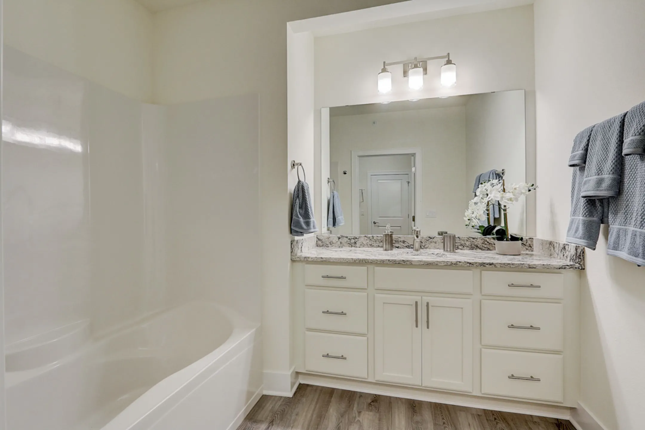 The View at Towne Center Luxury Apartments Apartments Muskego, WI 53150