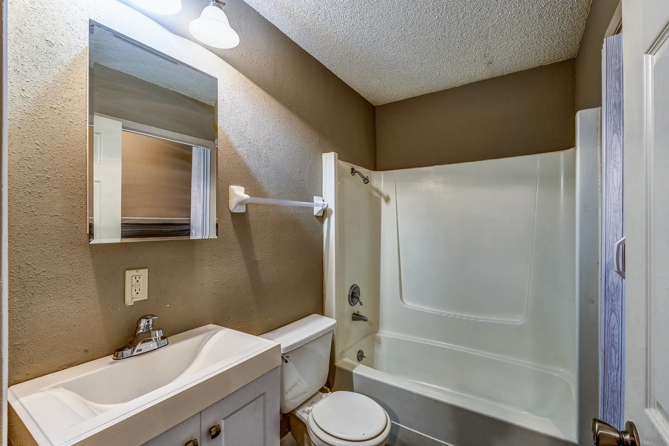 Bathroom - Westwood Apartments - Albany, GA