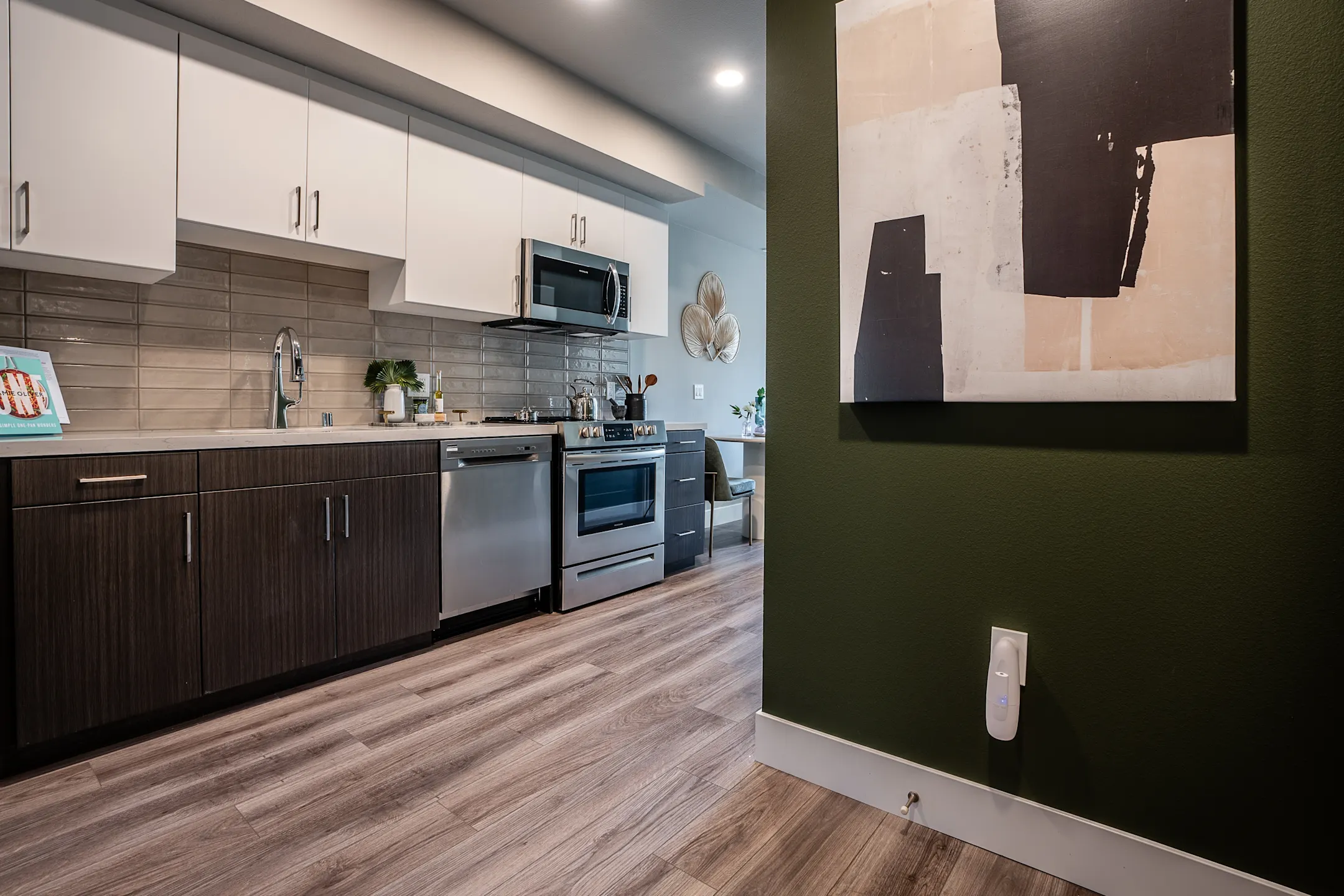 Kitchen - Emerald Apartments - Los Angeles, CA