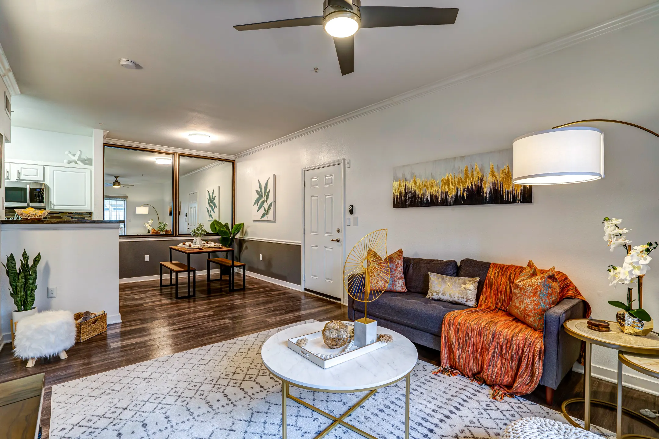 Living Room - Metropolitan at Cityplace - Dallas, TX