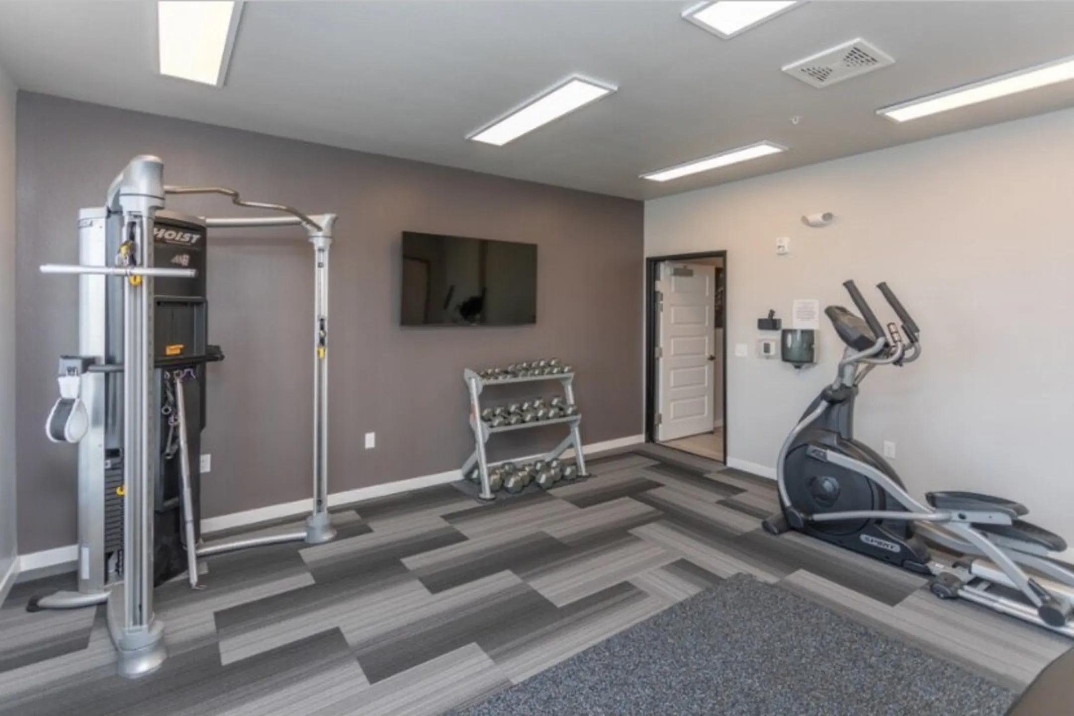 Fitness Weight Room - Flats on 21 - Austin, MN