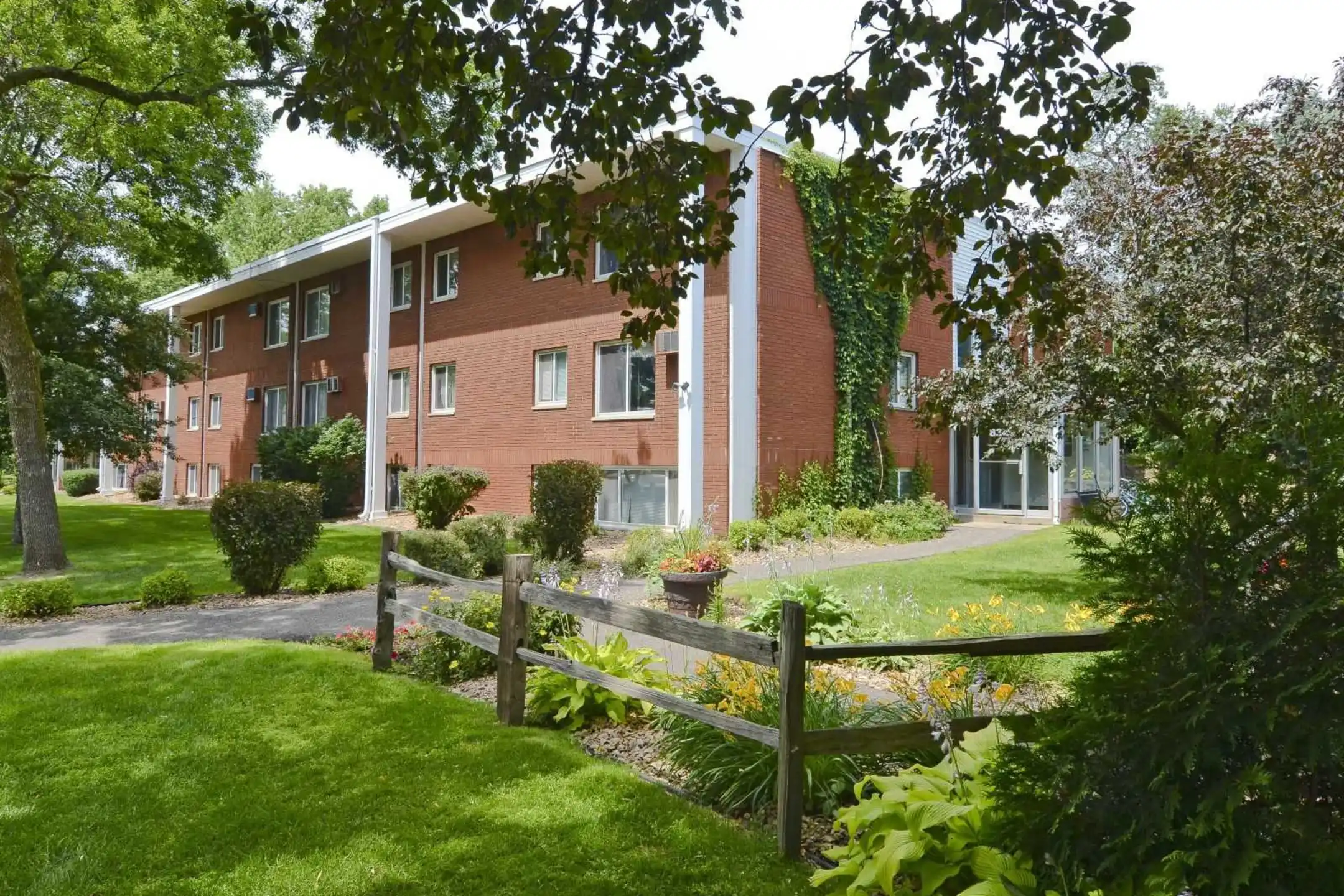 Building - Pine Tree Park Apartments - Saint Paul, MN