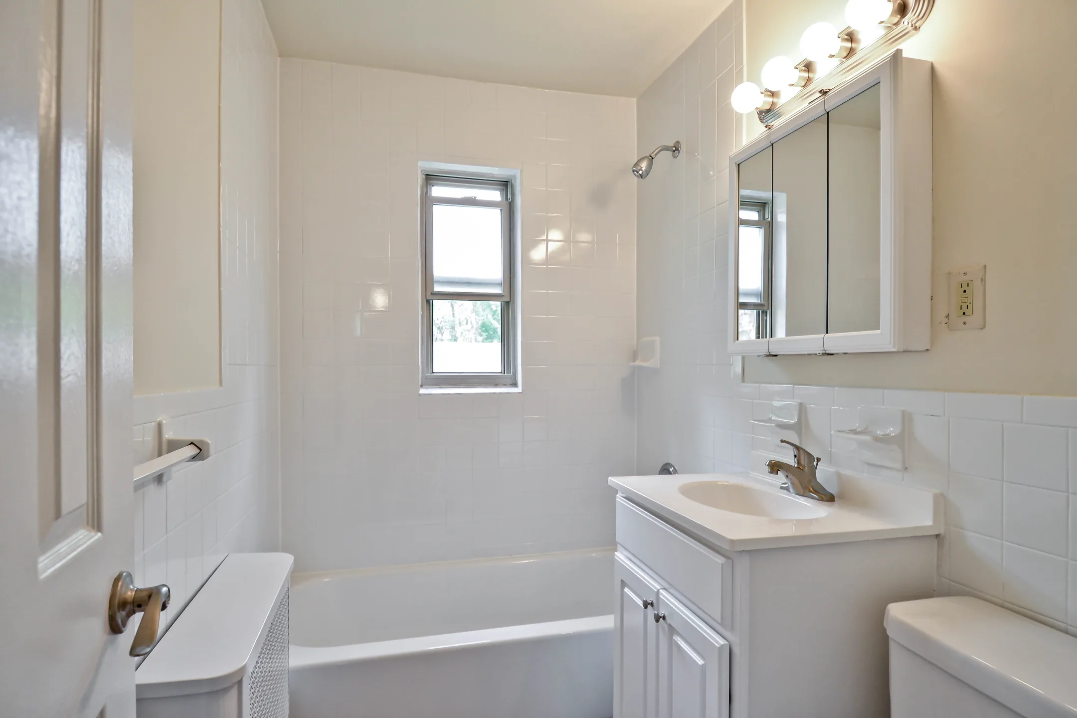 Bathroom - Lakeview Apartments - Leonia, NJ