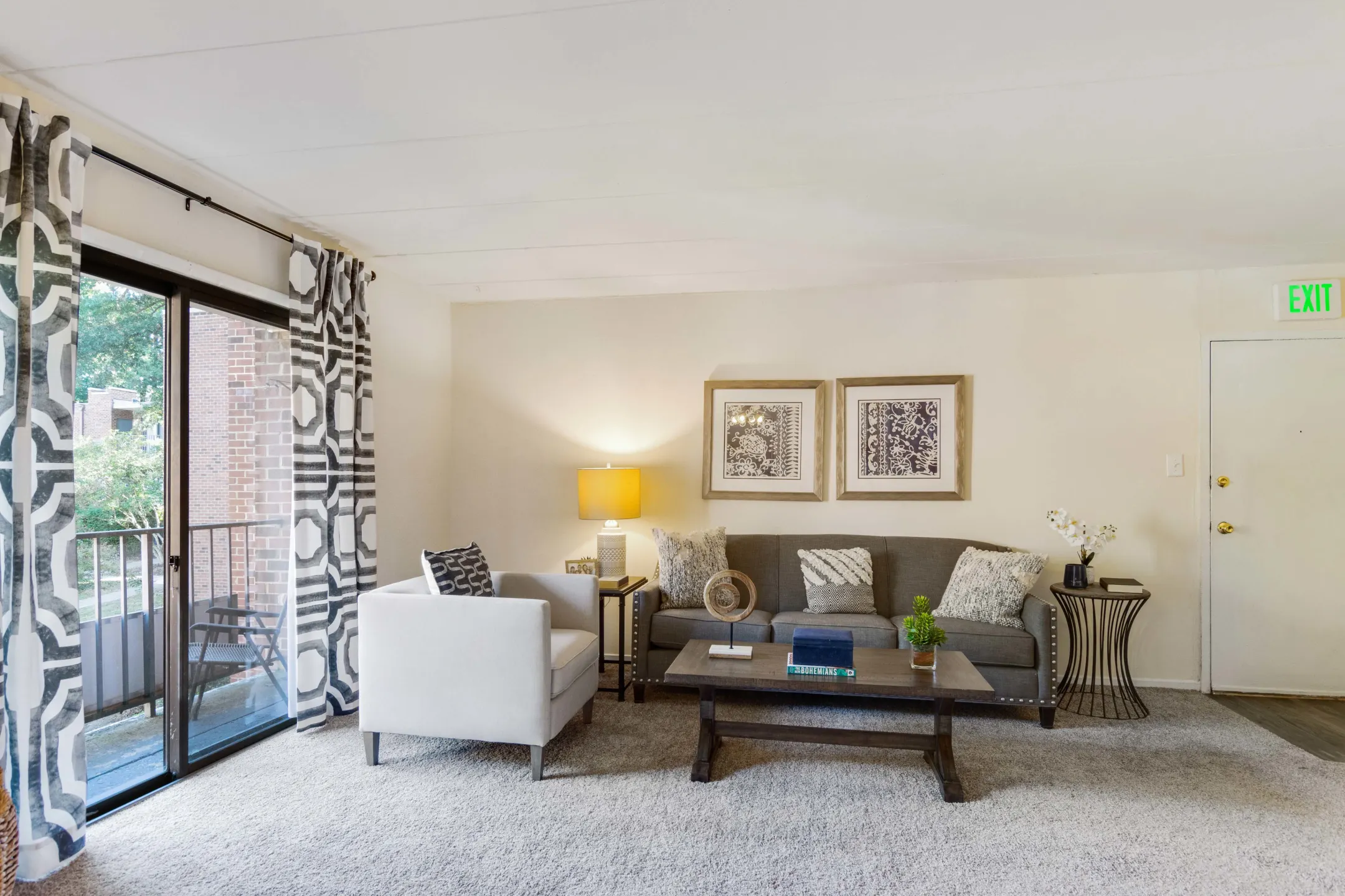 Living Room - Parkway Apartments - Williamsburg, VA