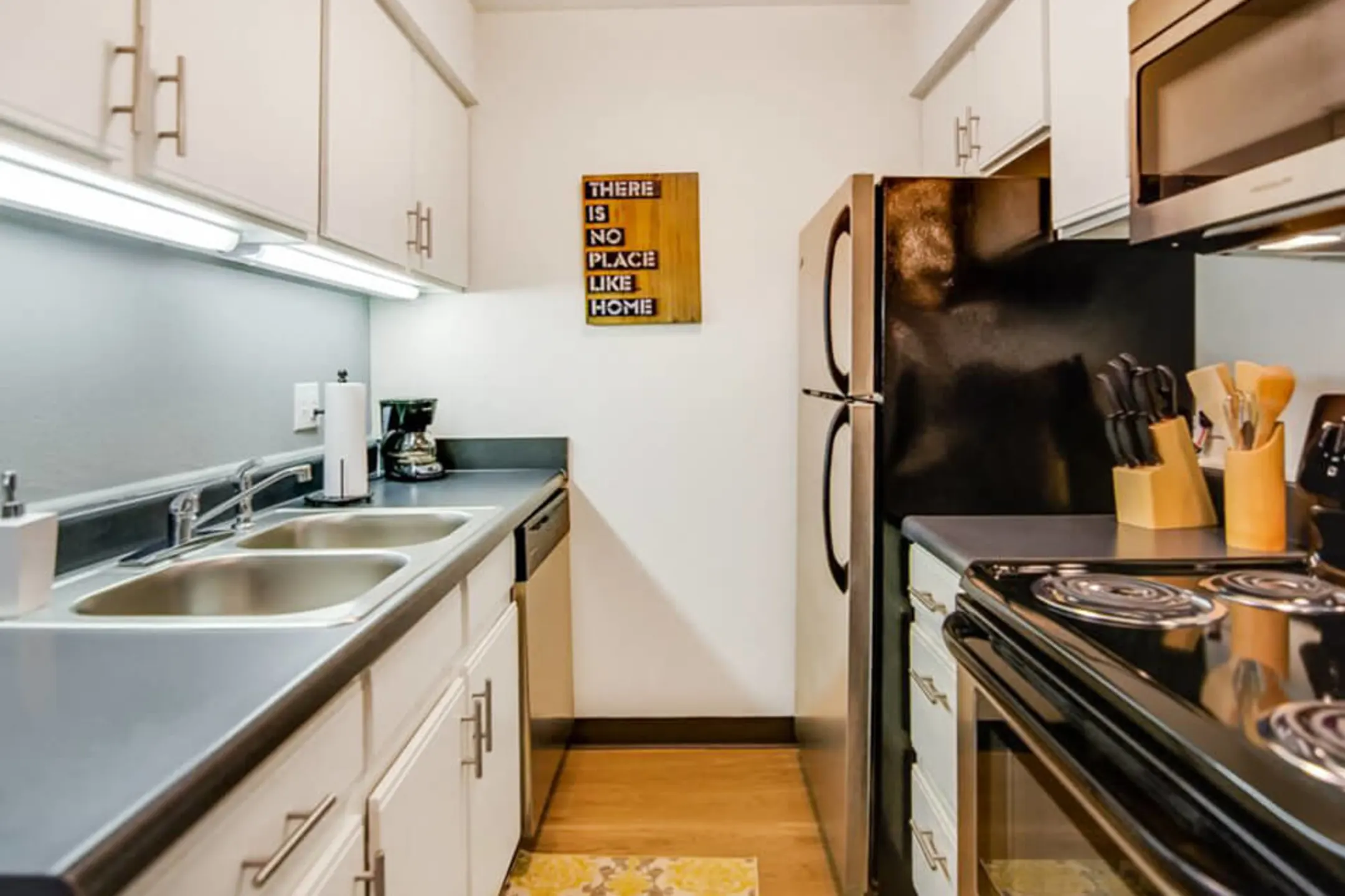 Kitchen - Nori Apartments - Kansas City, MO