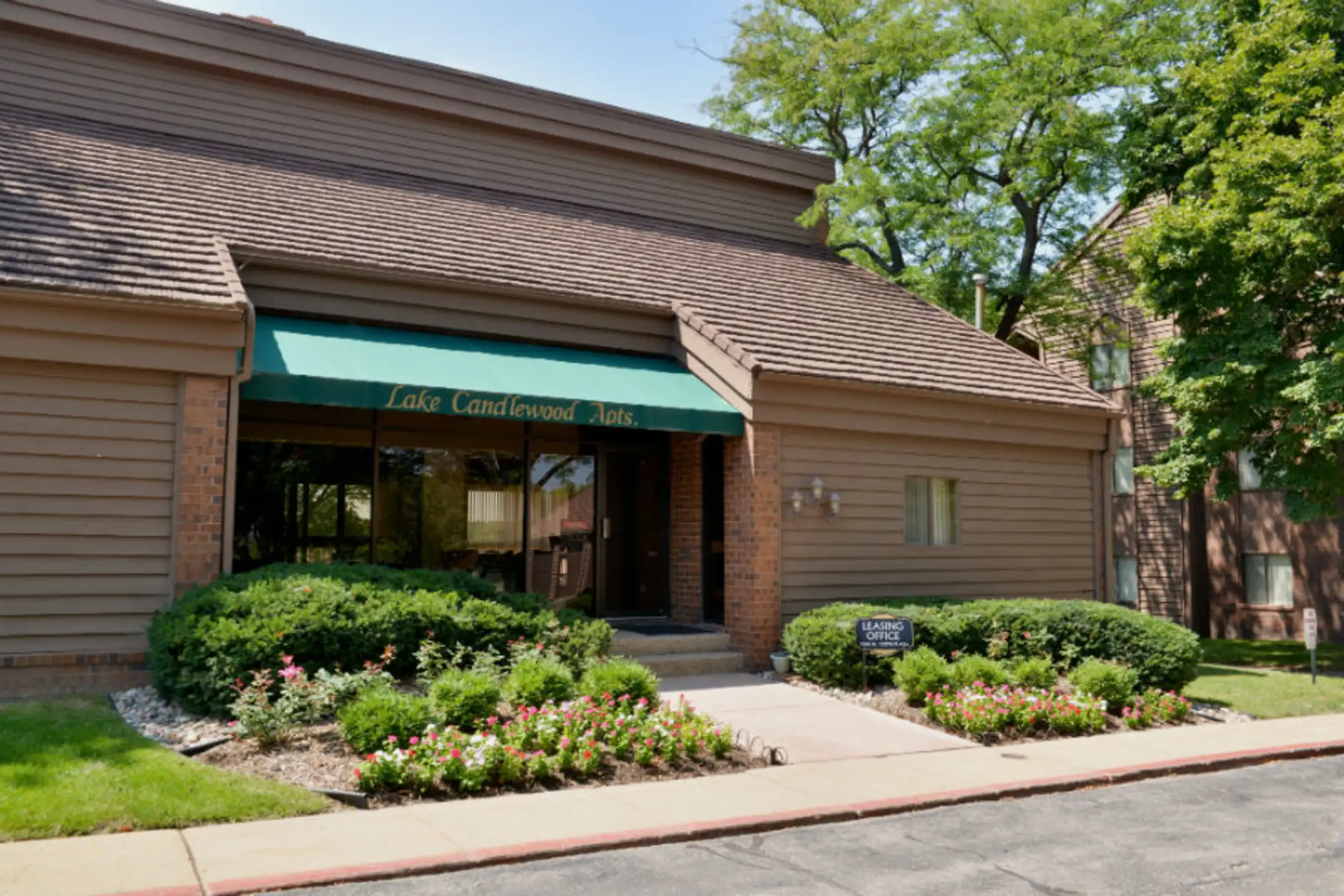 Lake Candlewood Apartments Omaha, NE 68154