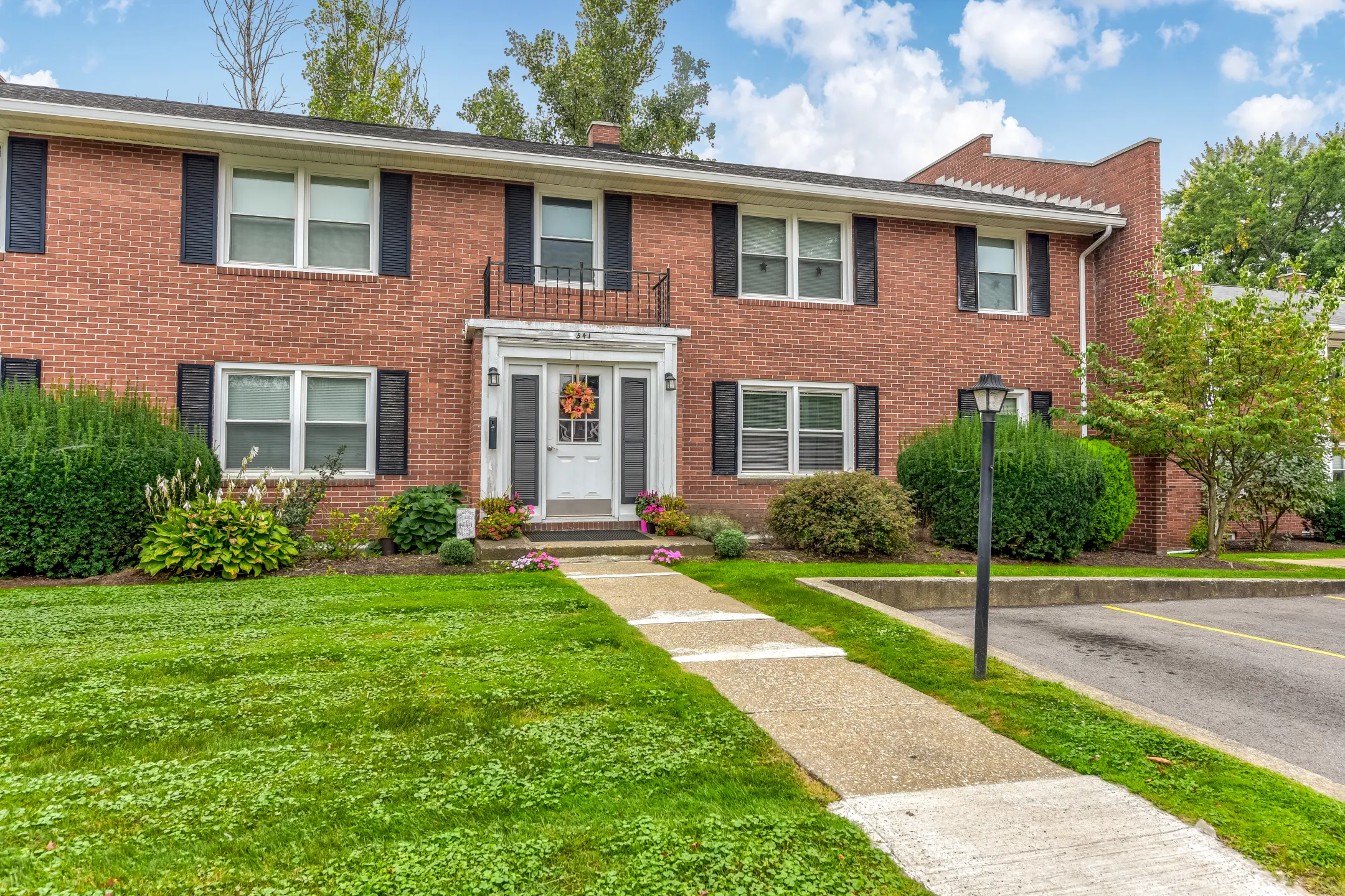 Williamsburg & Portage Pointe Apartments 542 Williamsburg Ct