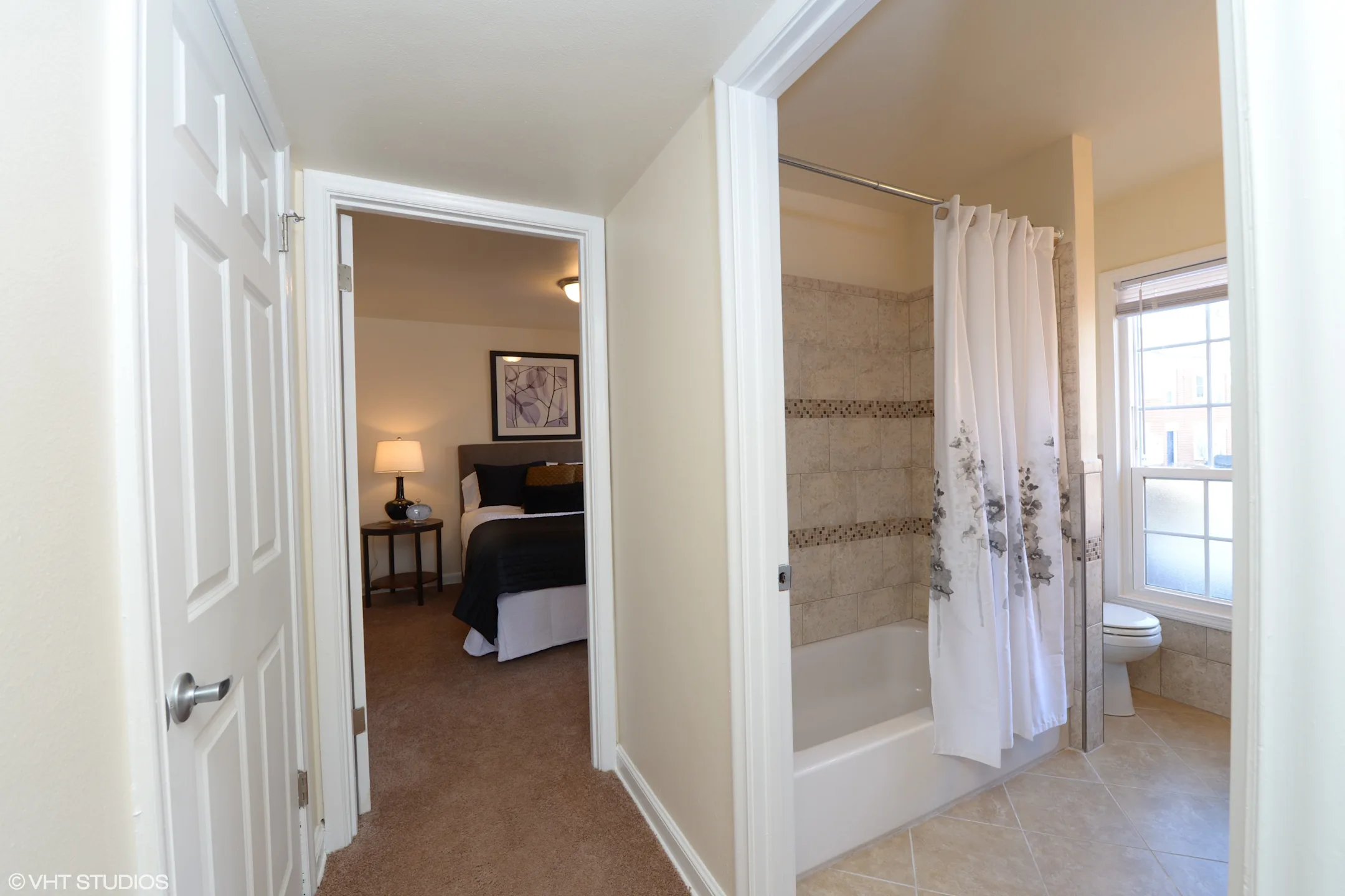Colonial Court Apartments - Shorewood, WI