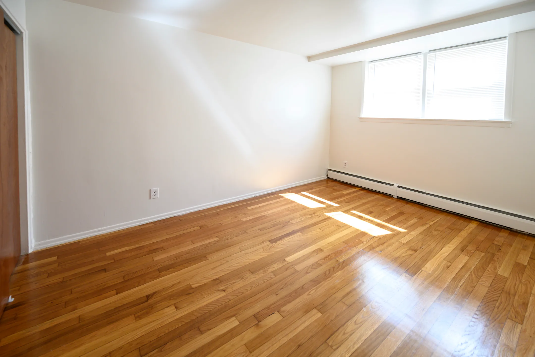 Living Room - Rosehill Gardens - Elizabeth, NJ