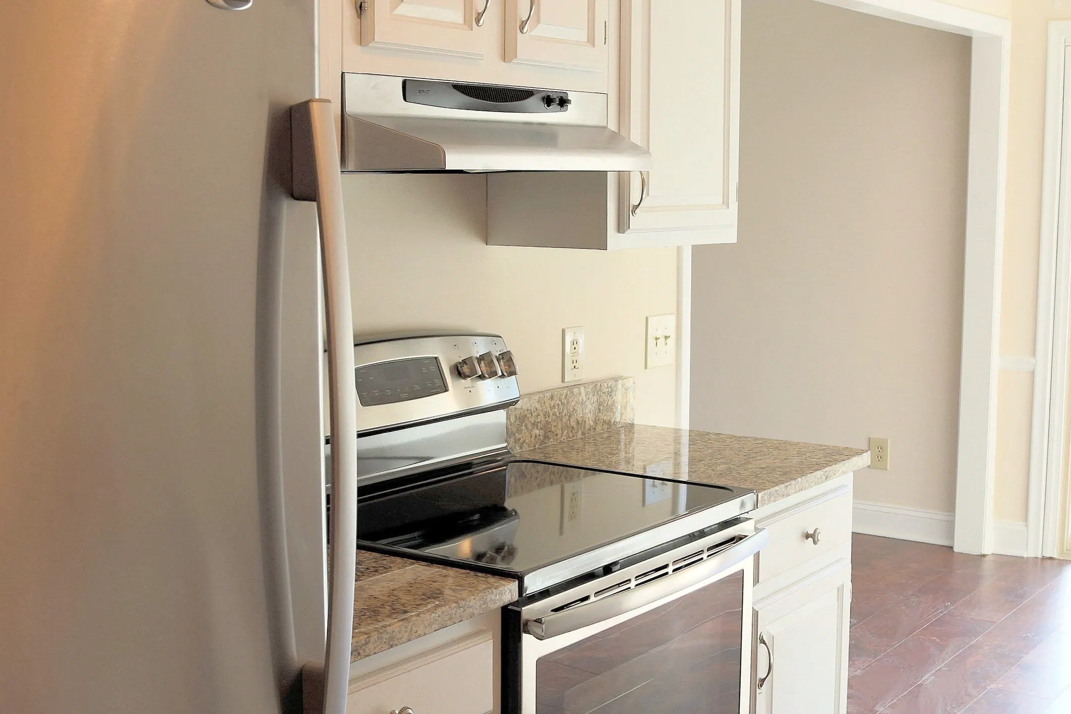 Kitchen - Cambria Heights Apartments & Townhomes - East Lansing, MI