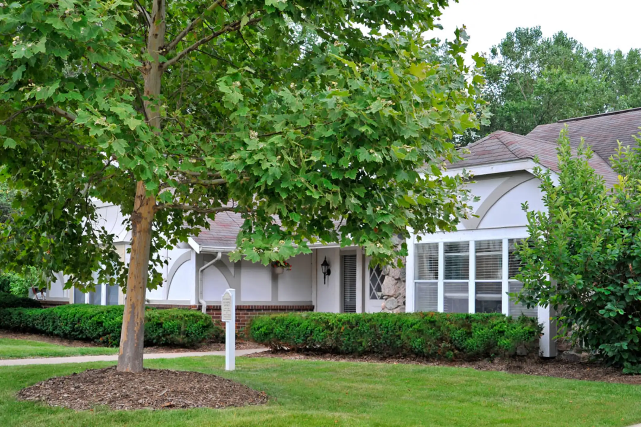 Building - Fox Pointe Apartments - East Moline, IL