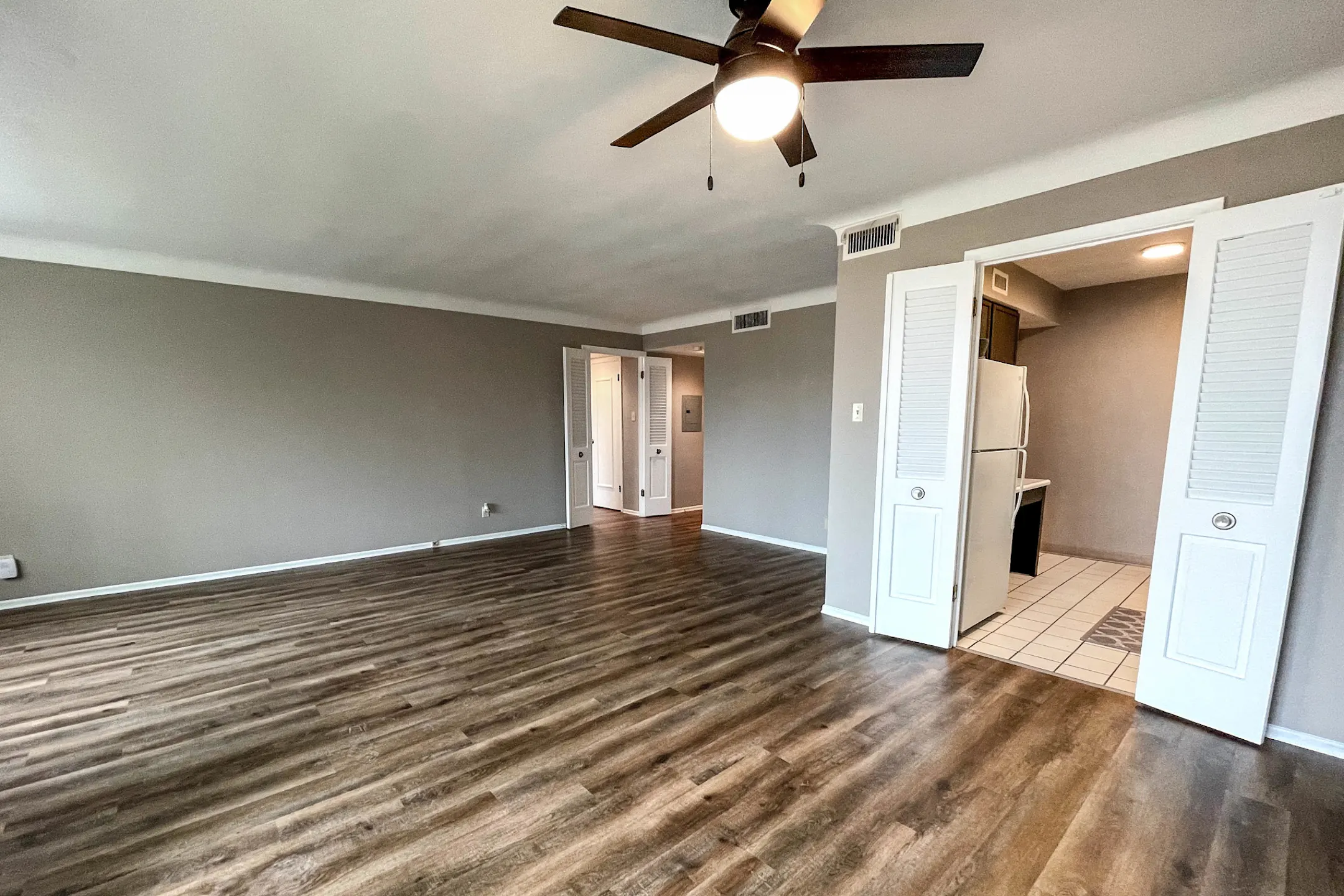 Fontainebleau Apartments 1001 N McKnight Rd Saint Louis, MO