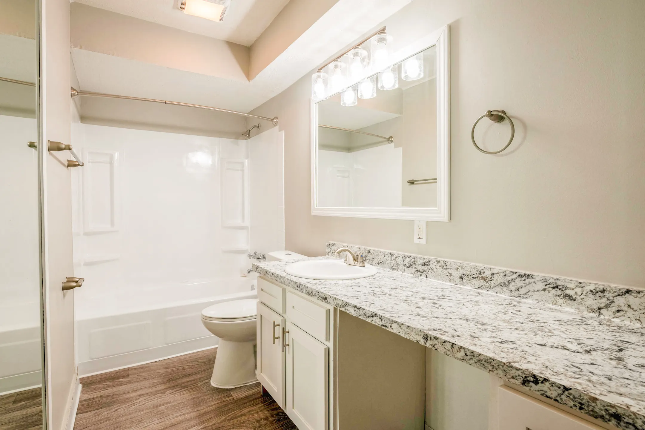 The Life at Edgewater Landing Apartments Columbus, OH 43232