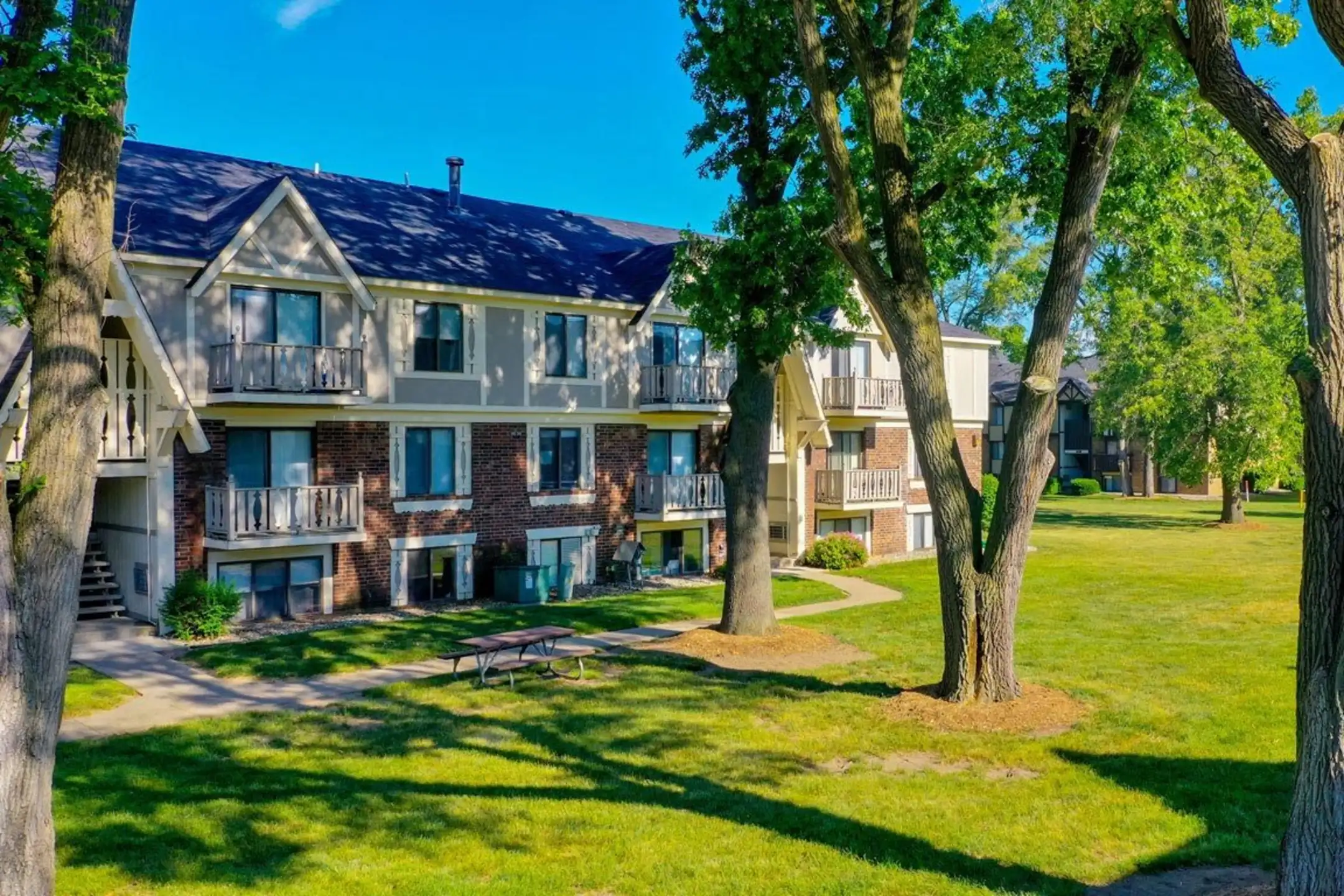 Fairlane Apartments 719 Avenue A Springfield, MI Apartments for