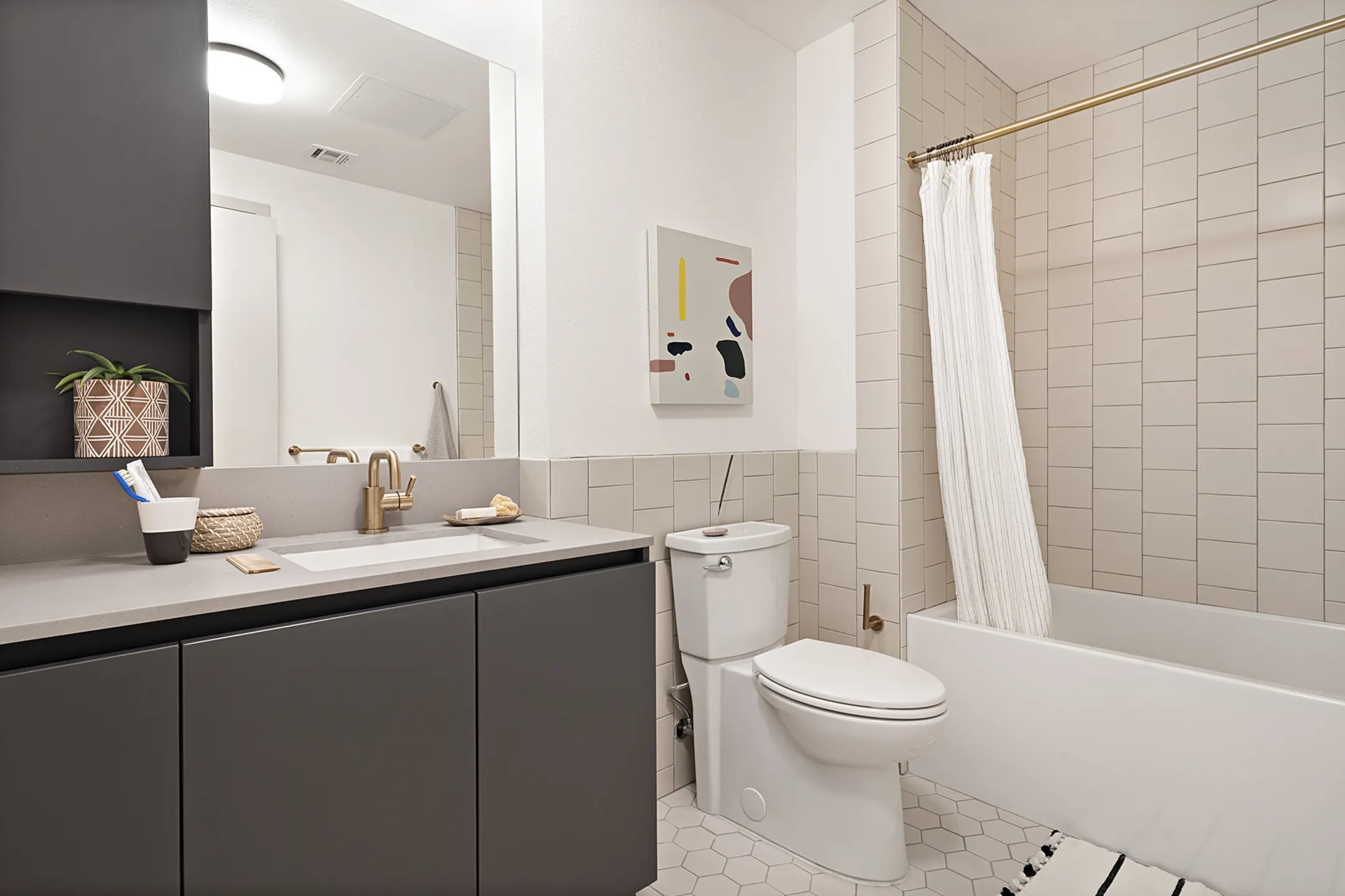 Bathroom - El Centro Apartments & Bungalows - Los Angeles, CA