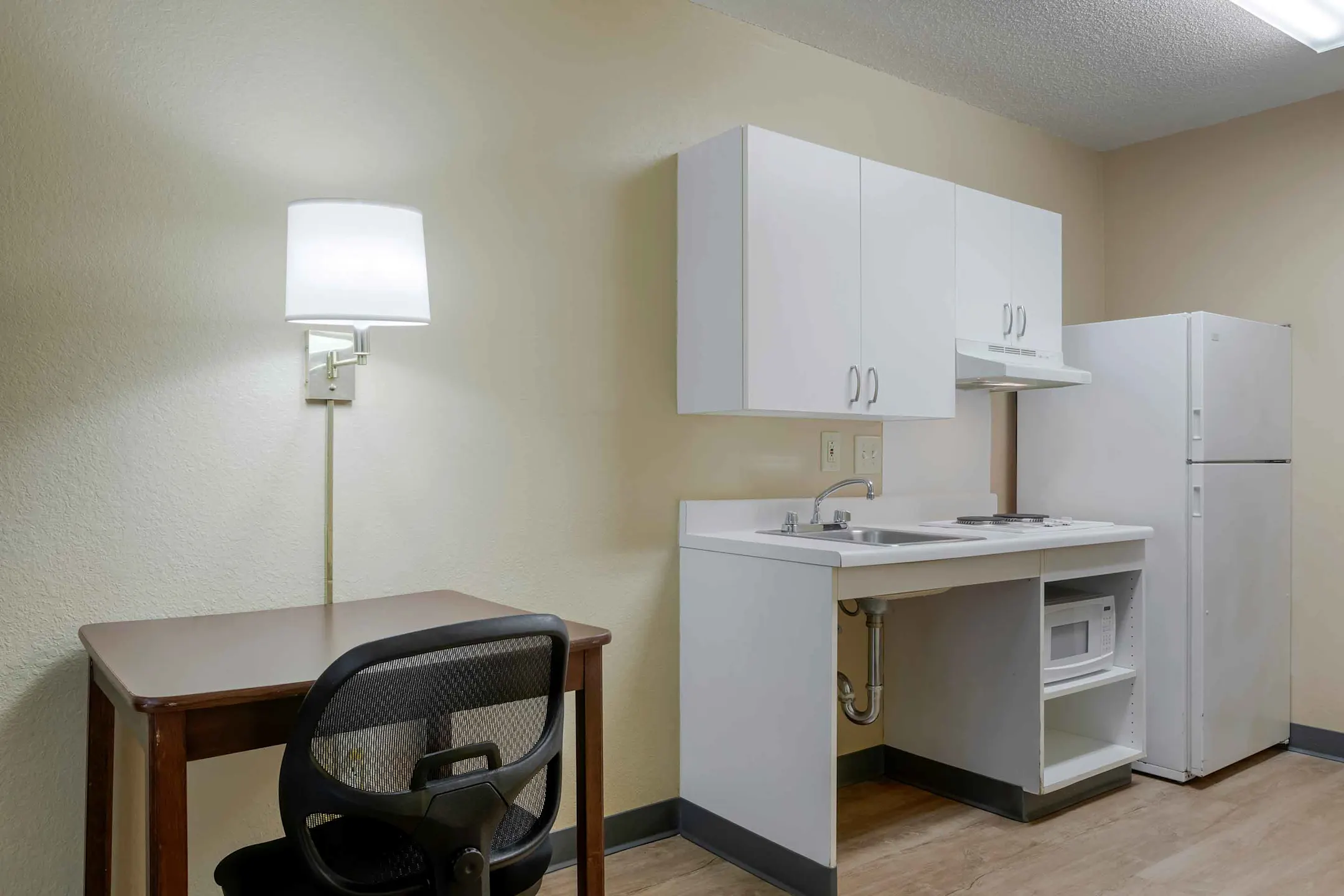 Kitchen - Furnished Studio - Kansas City - Country Club Plaza - Kansas City, MO