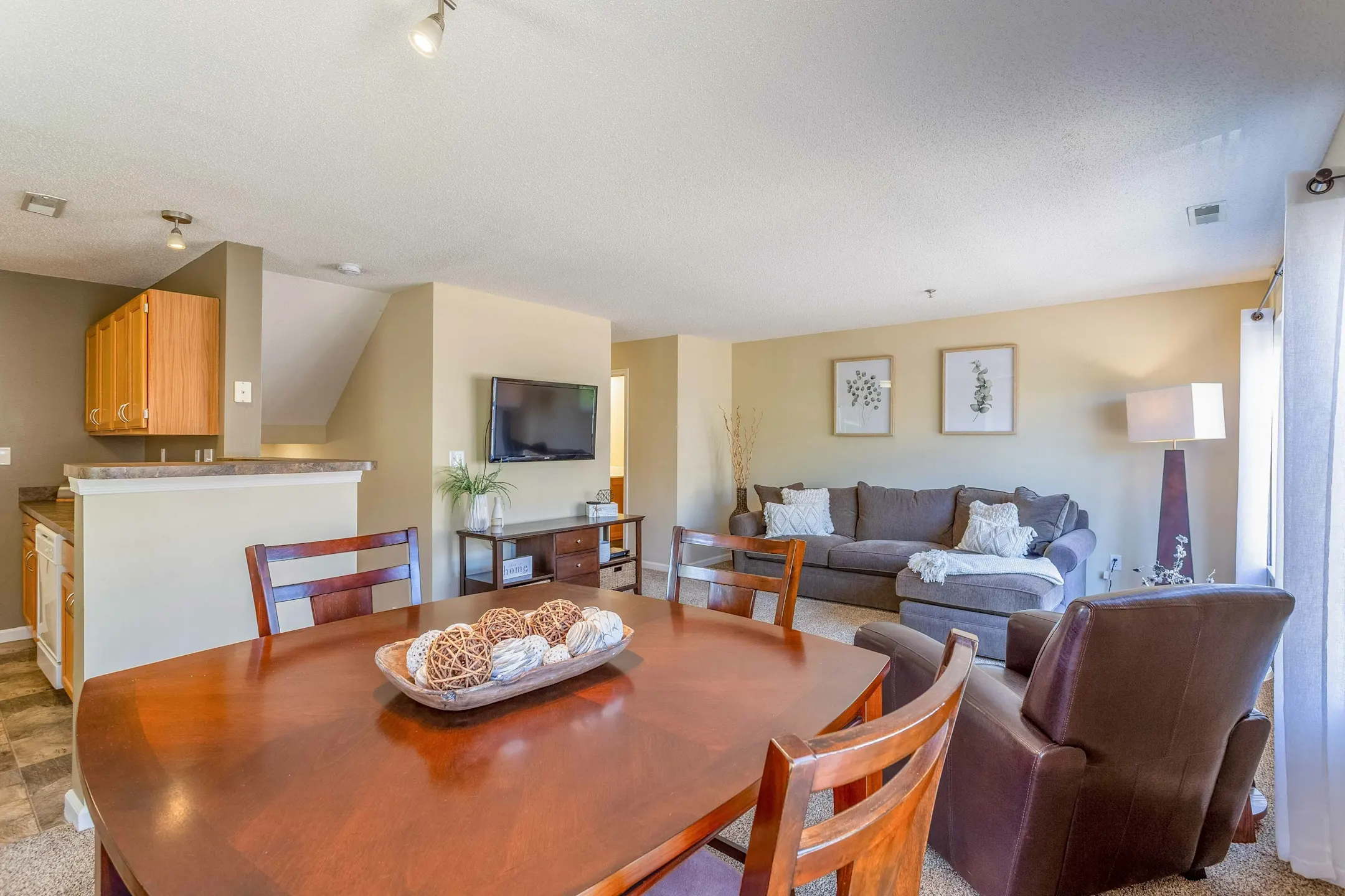 Living Room - Woodbury Park at City Centre - Saint Paul, MN