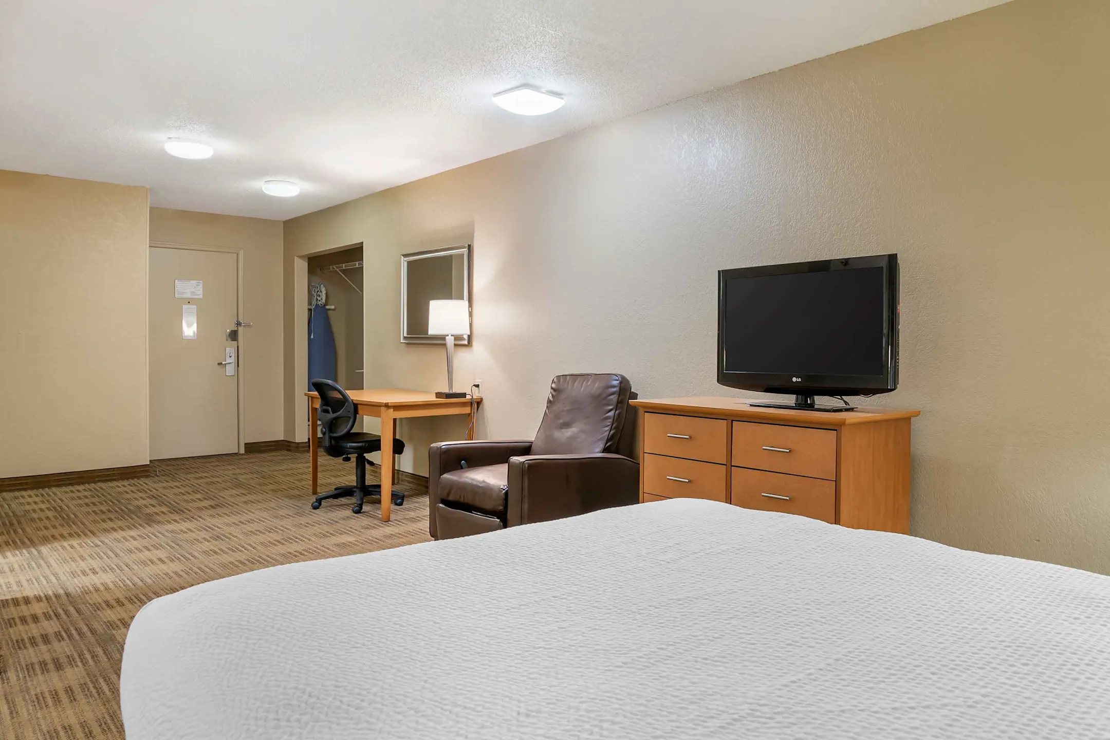 Living Room - Furnished Studio - Detroit - Warren - Warren, MI