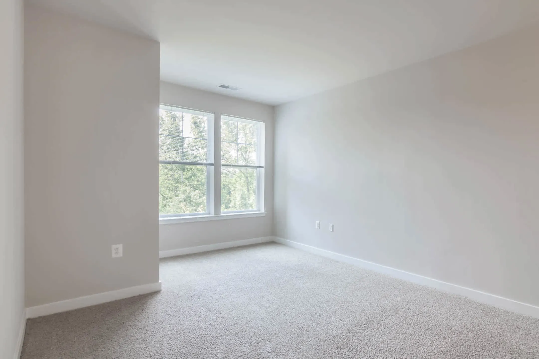 Living Room - Radiant Fairfax Ridge Apartments - Fairfax, VA