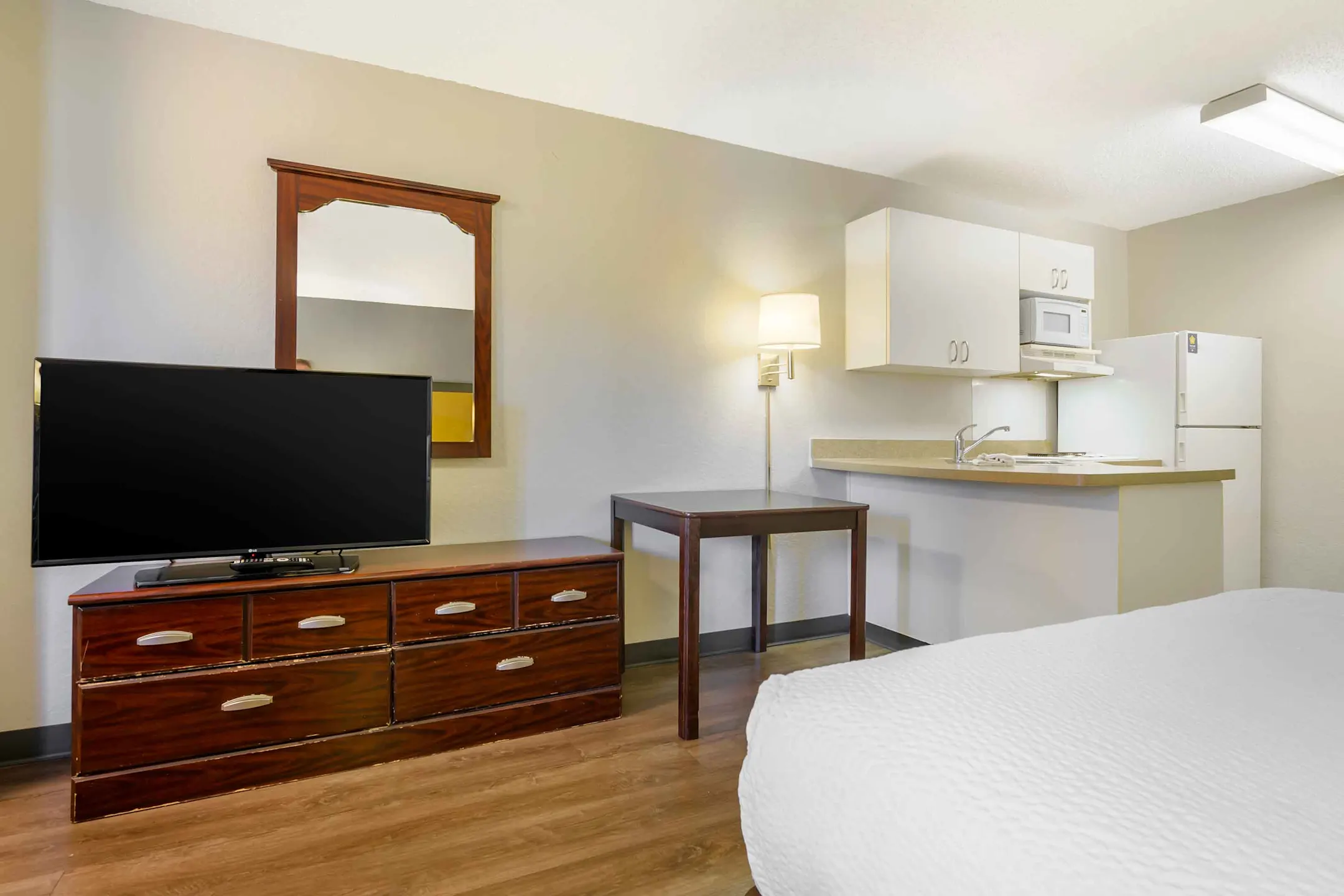 Bedroom - Furnished Studio - Roanoke - Airport - Roanoke, VA