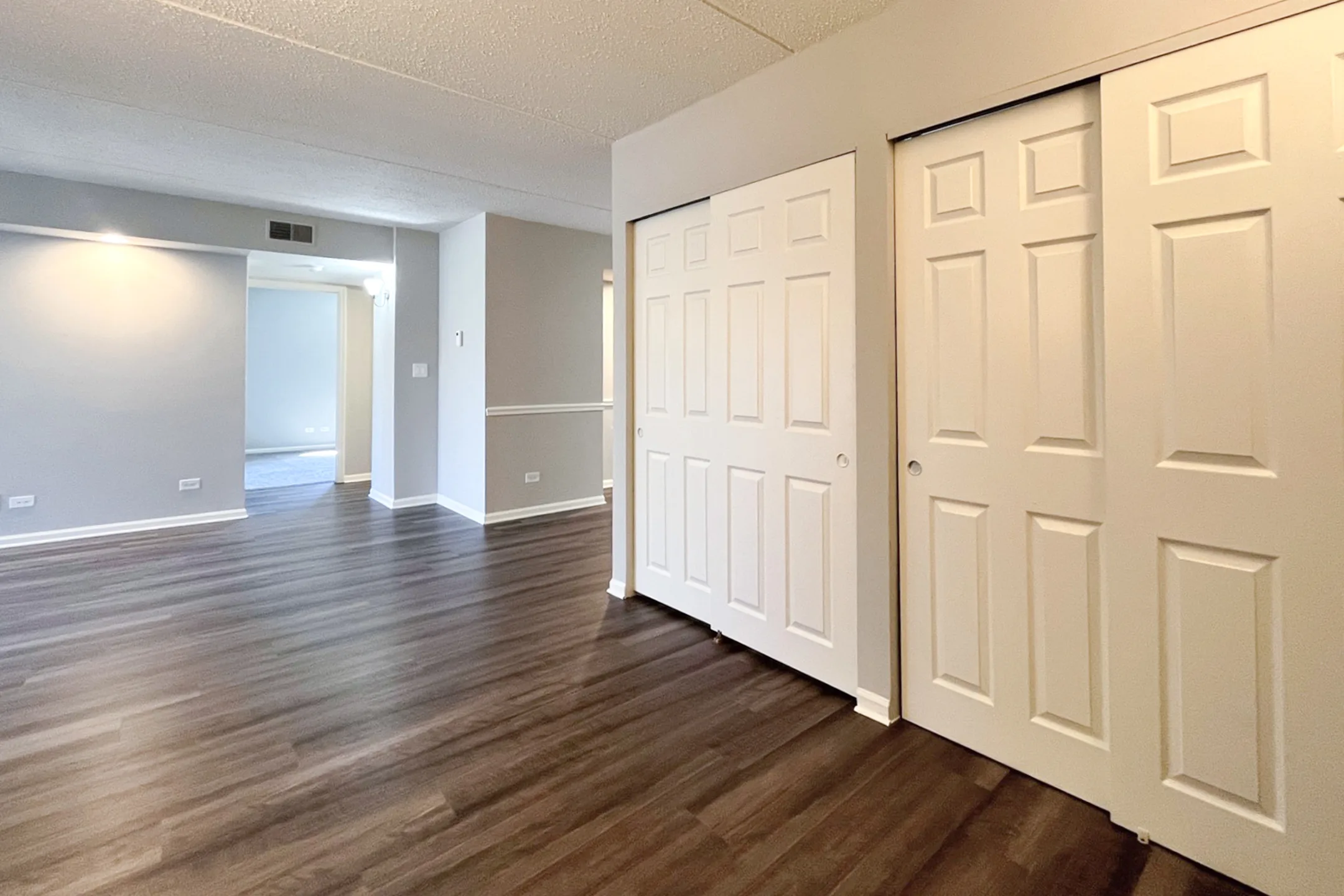 Willows of Wheaton Apartments 2019 N Main St Wheaton, IL Apartments