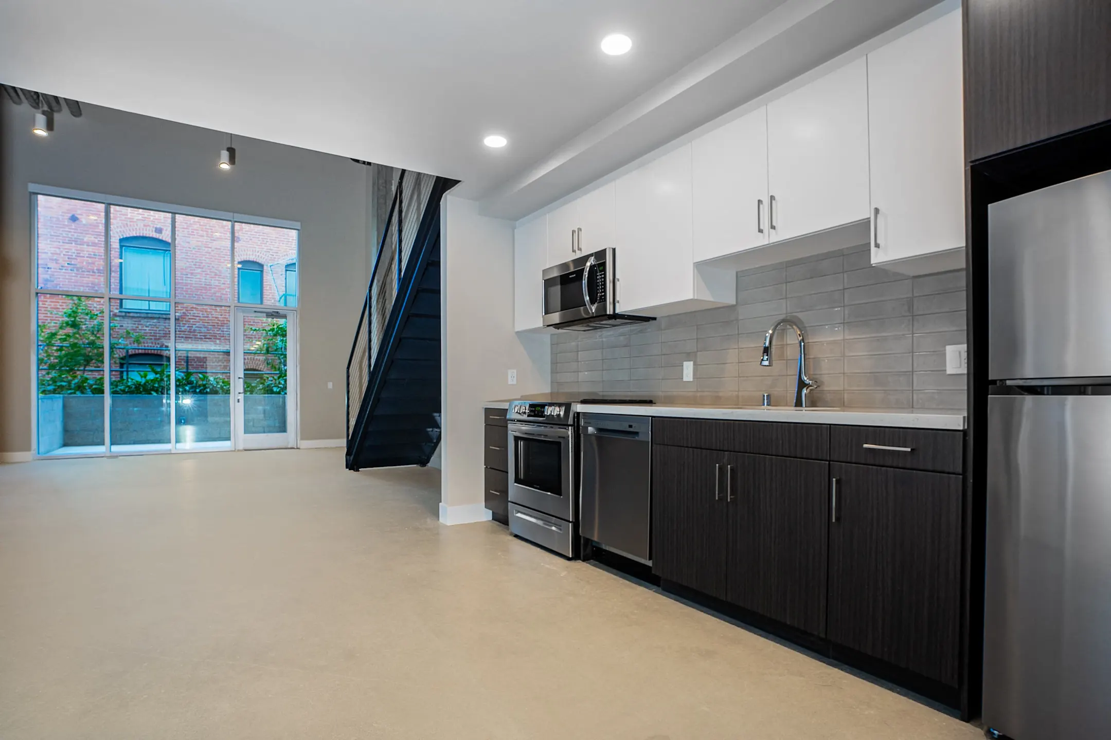 Kitchen - Emerald Apartments - Los Angeles, CA