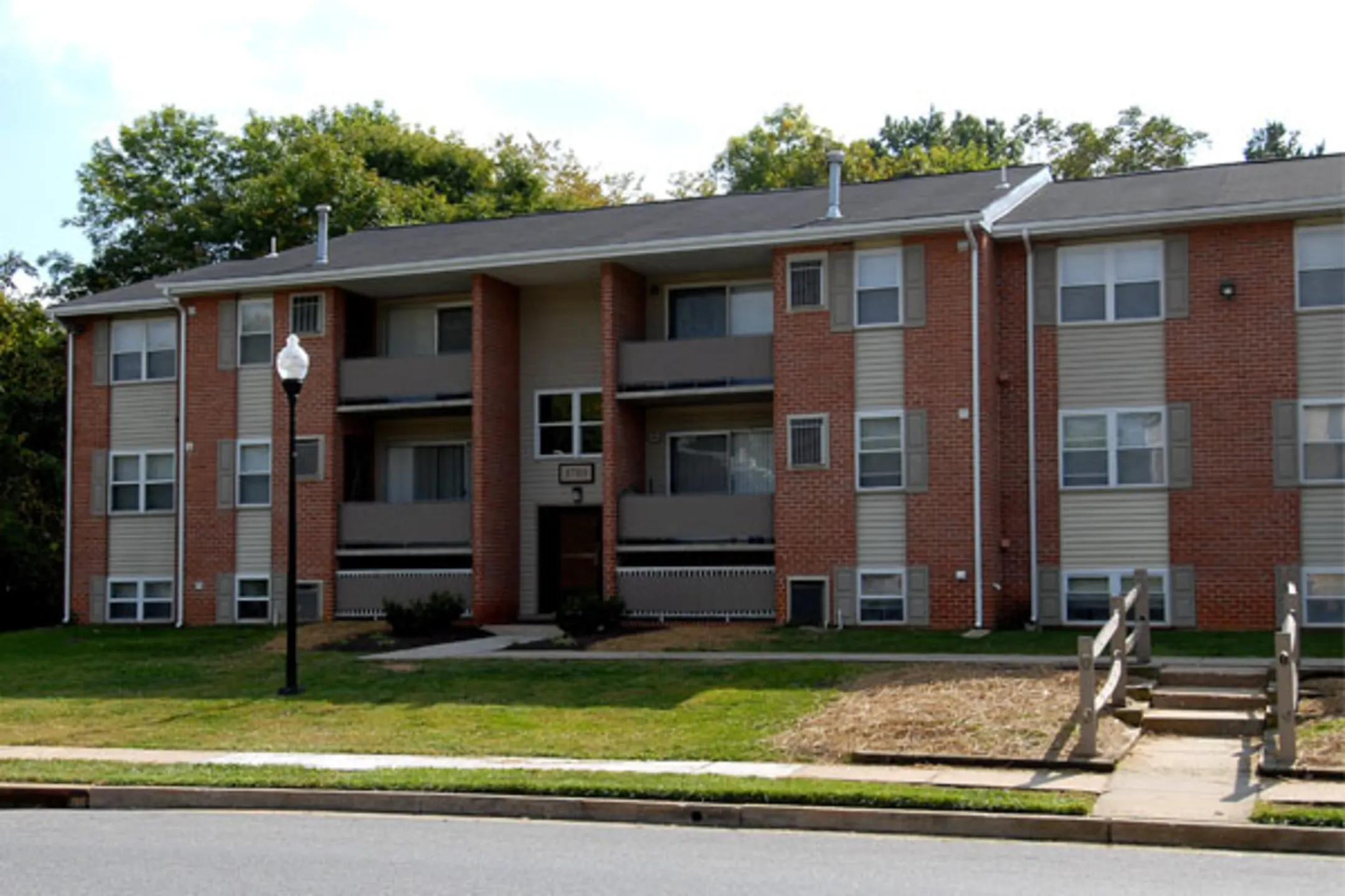Building - Cedar Gardens & Towers Apartments & Townhomes - Windsor Mill, MD