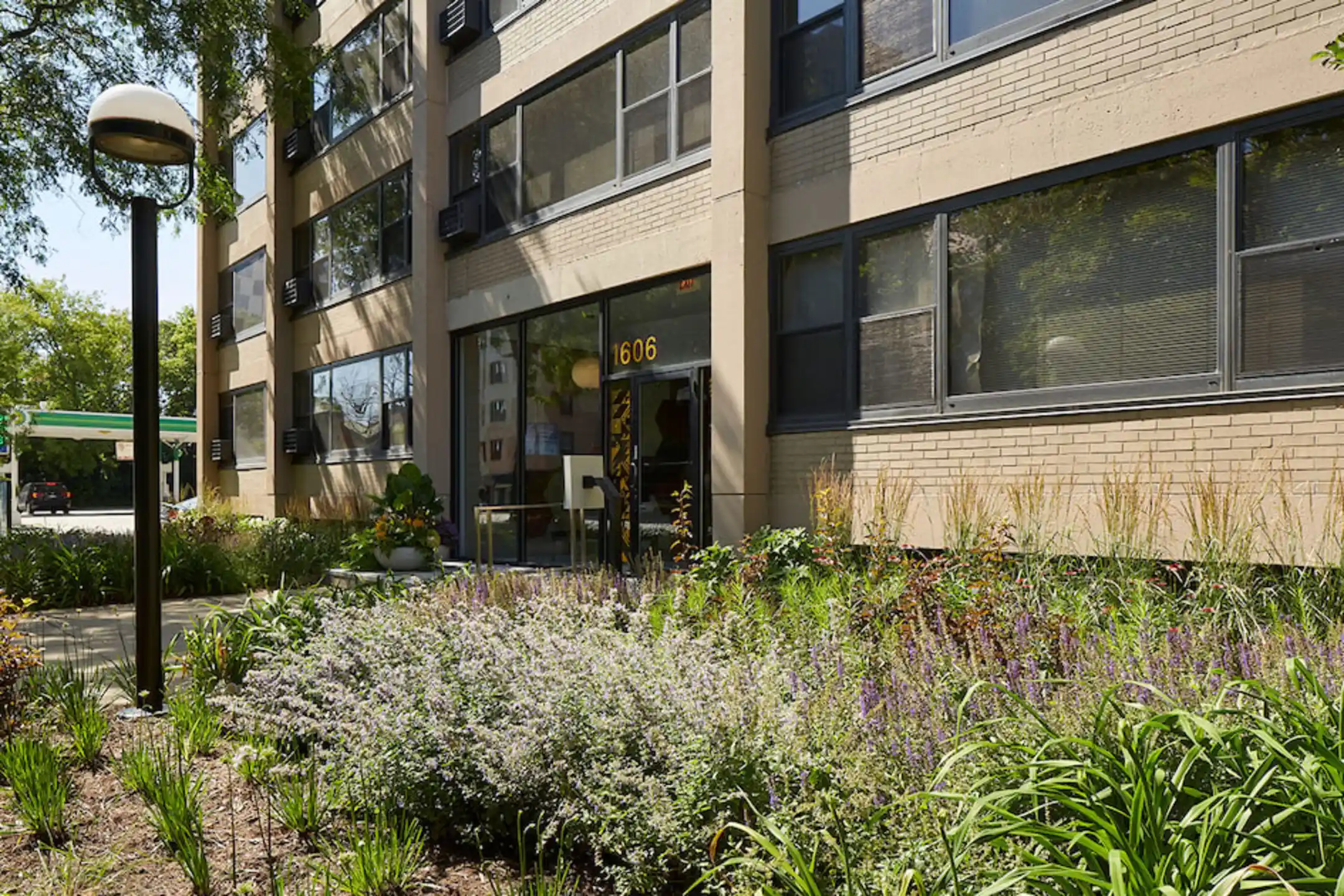 The Algonquin 1606 E Hyde Park Blvd Chicago, IL Apartments for Rent