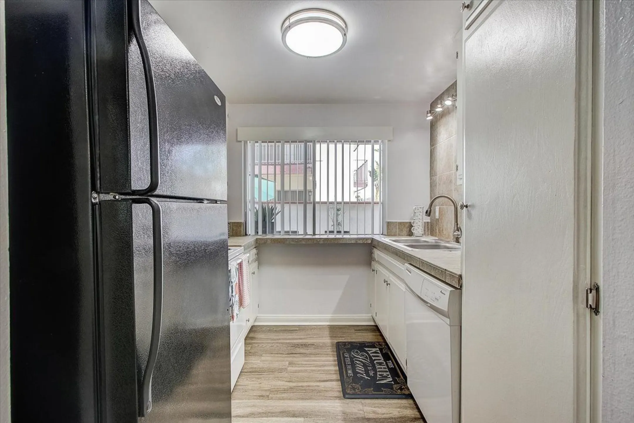 Kitchen - El Cordova Apartments - Carson, CA