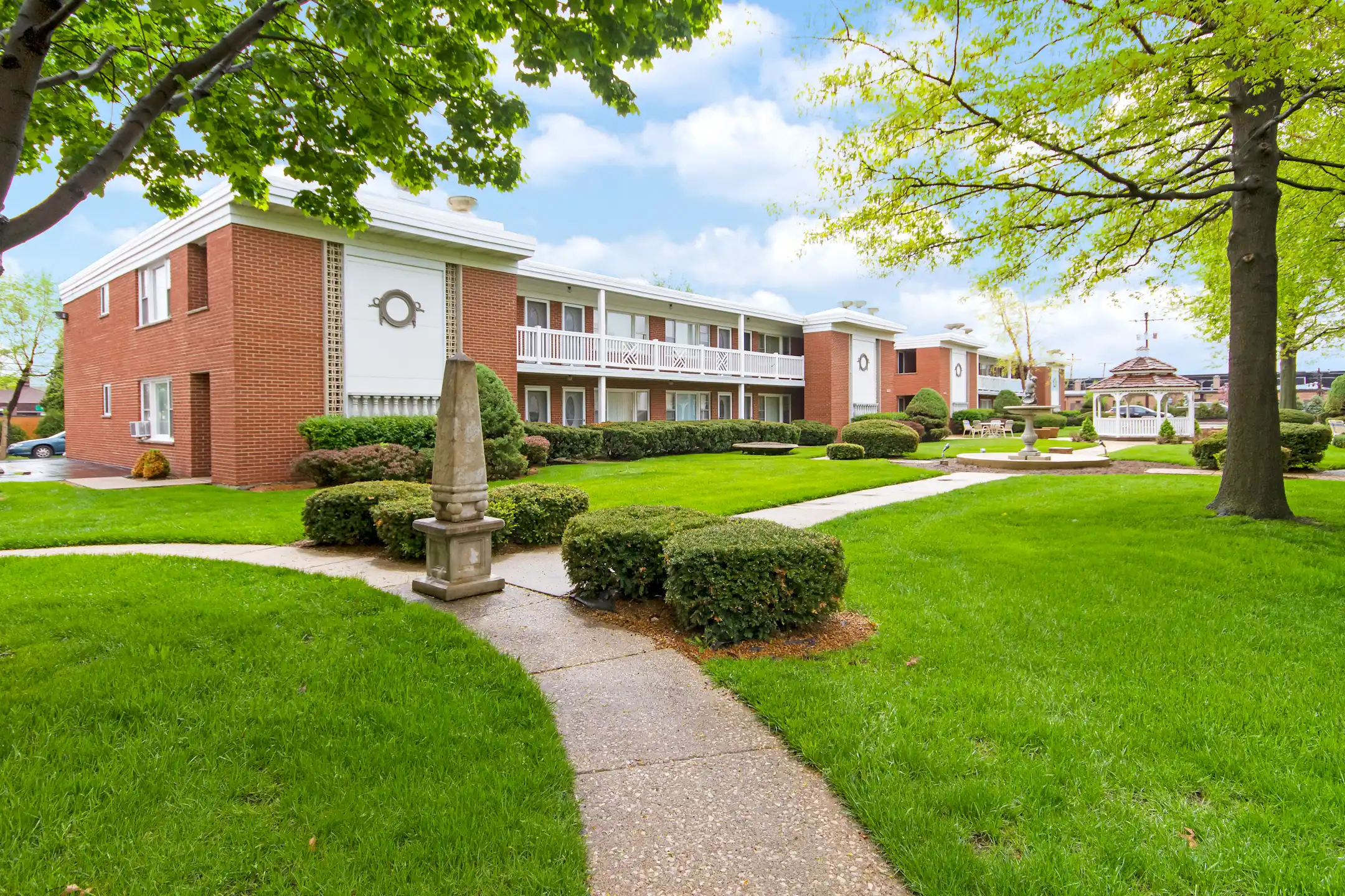 Building - Brook Forest Apartments - Bensenville, IL
