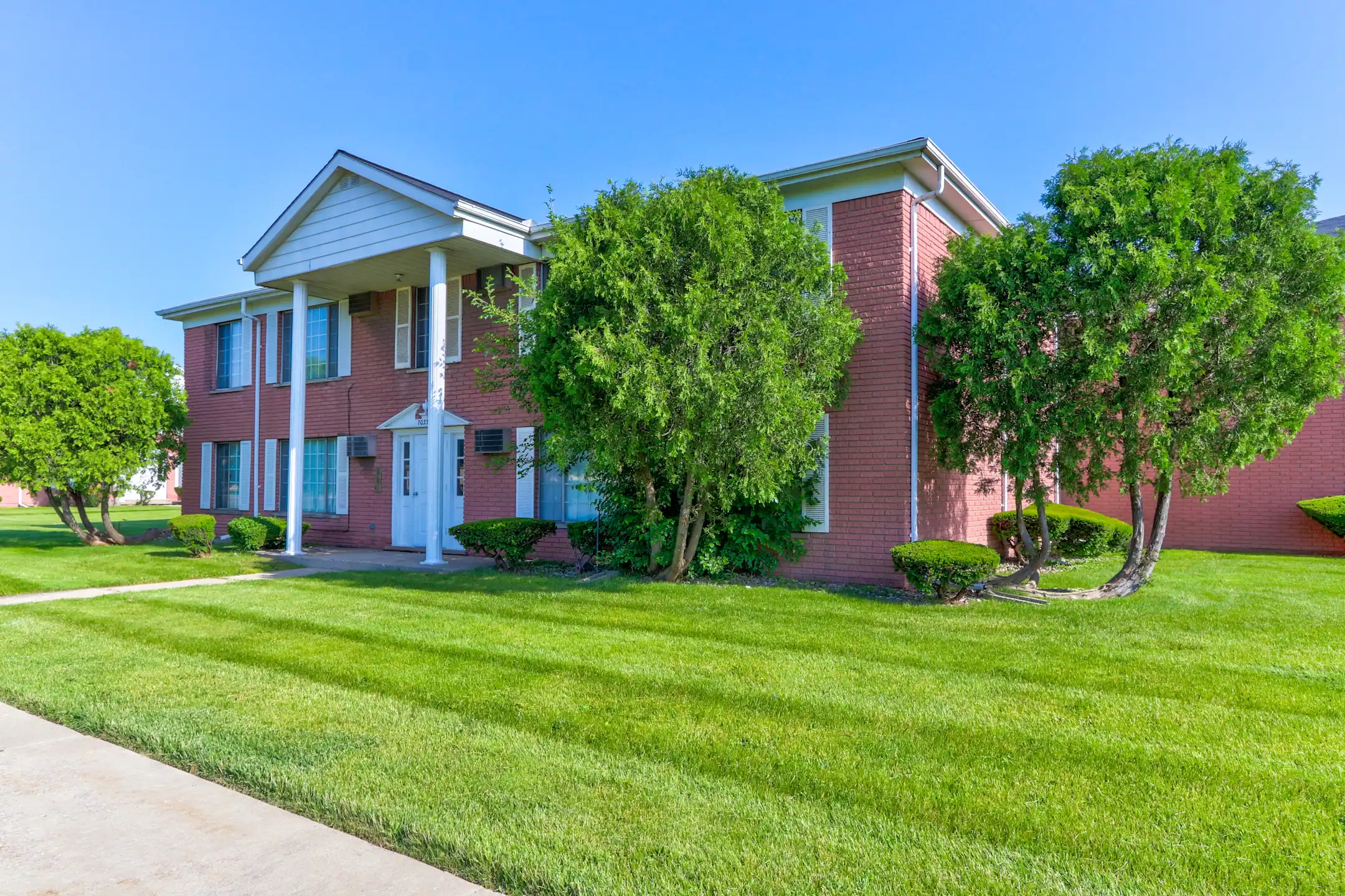 Centerline Plaza Apartments Center Line, MI 48015