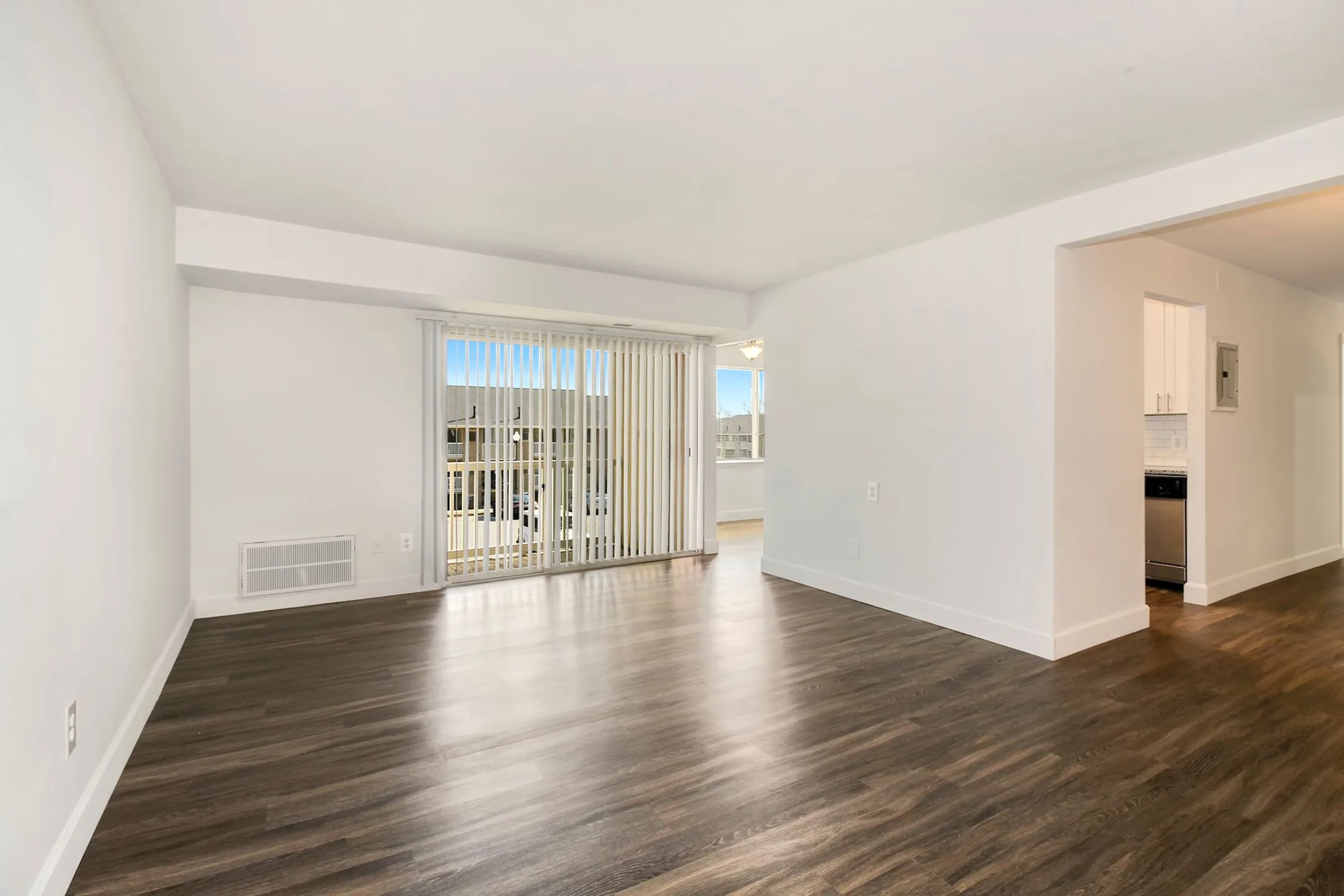 Living Room - Satyr Hill Apartments - Parkville, MD