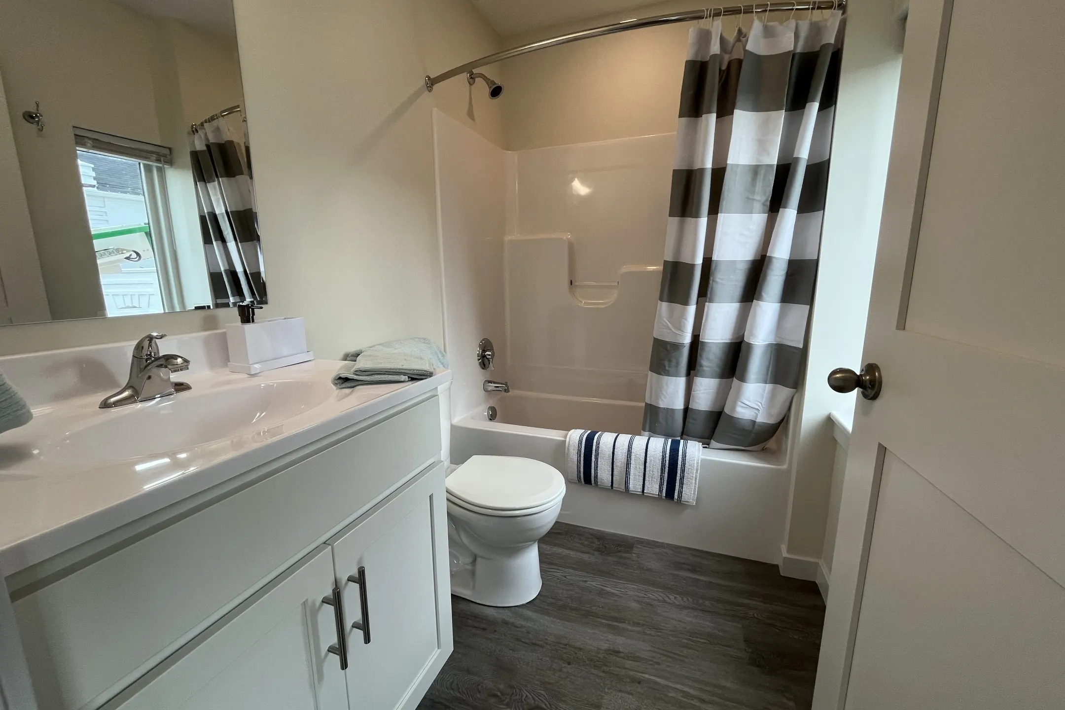 Bathroom - Reserve Overlook - Cleveland Heights, OH