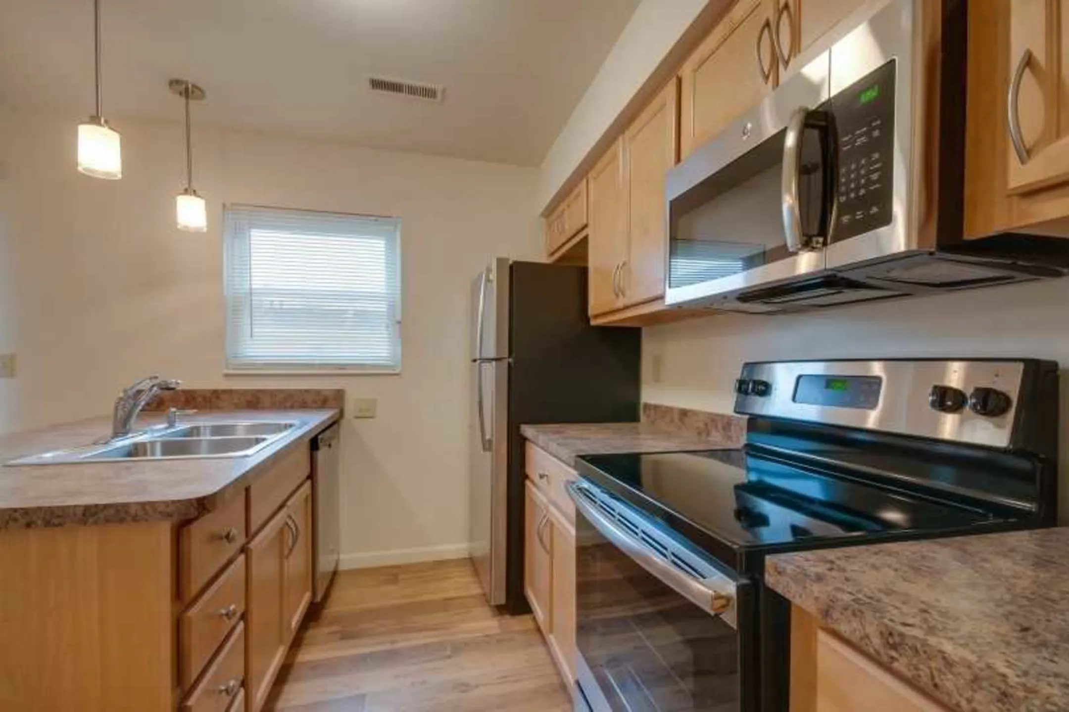 Kitchen - North Park Townhomes - Cincinnati, OH