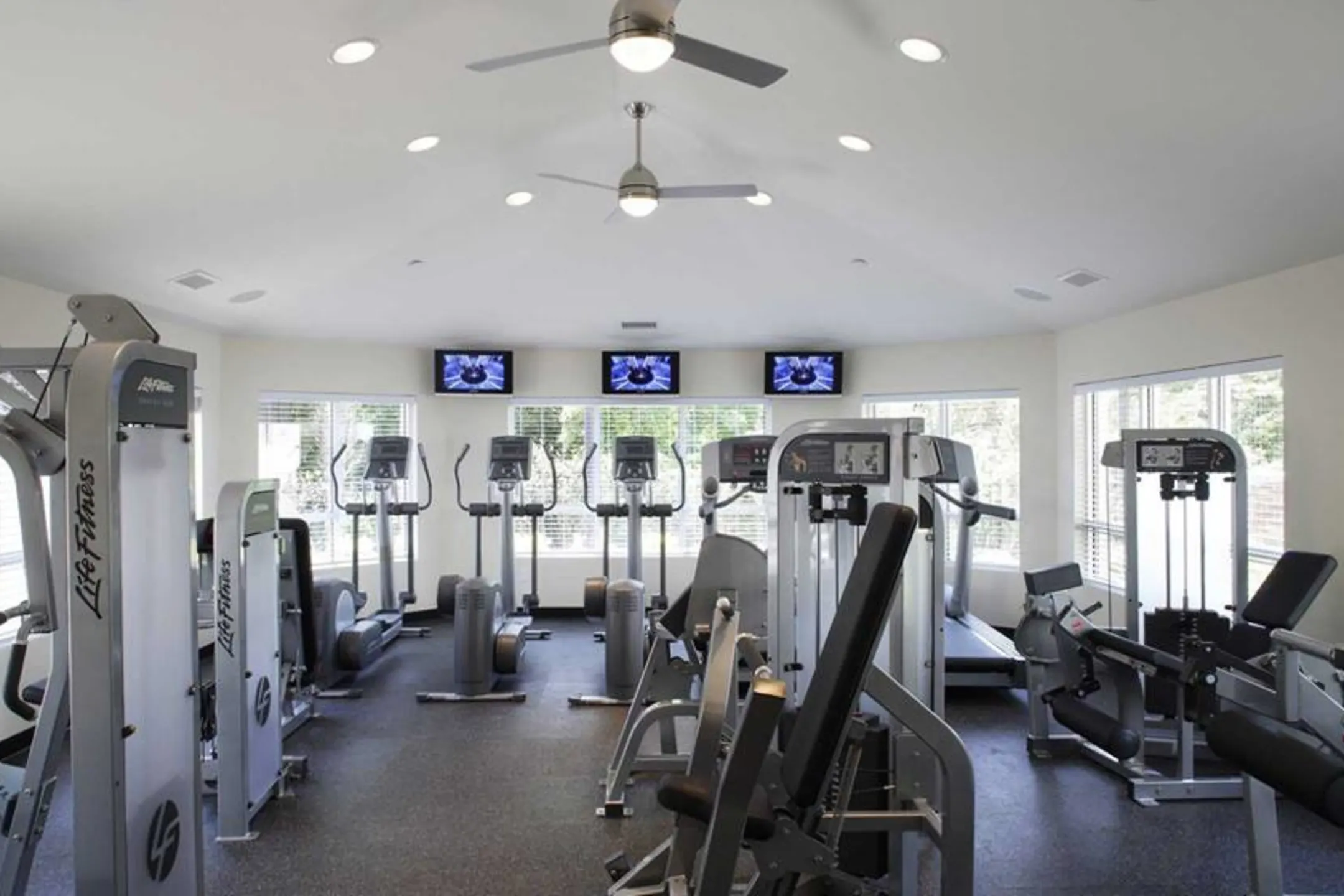 Fitness Weight Room - Fairfield Metro At Glen Cove - Glen Cove, NY