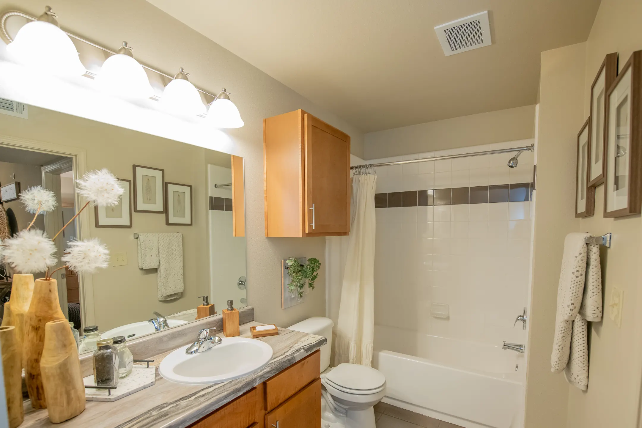 Bathroom - Cascata Luxury Apartments - Tulsa, OK