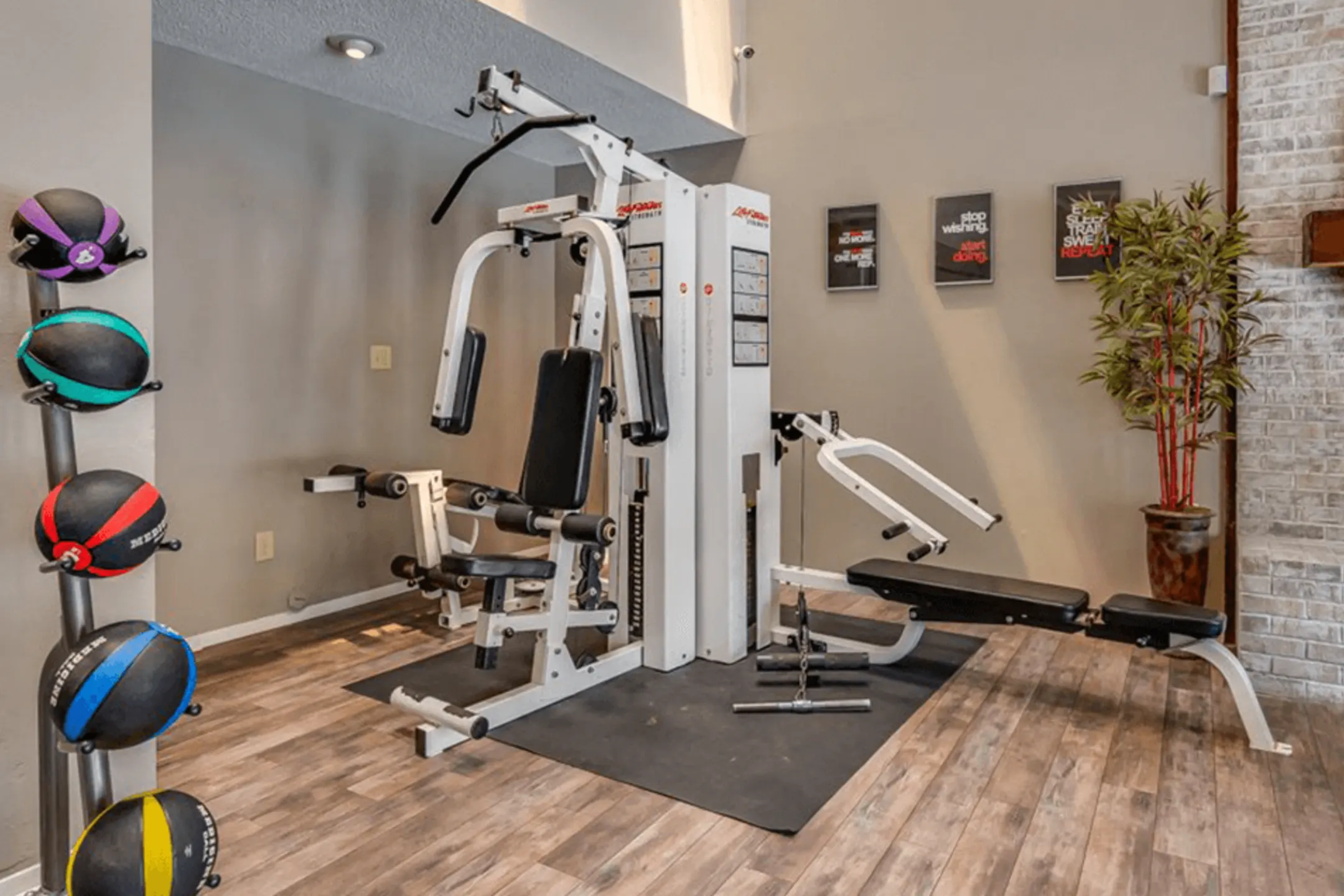 Fitness Weight Room - The Retreat at Woodridge - Lenexa, KS