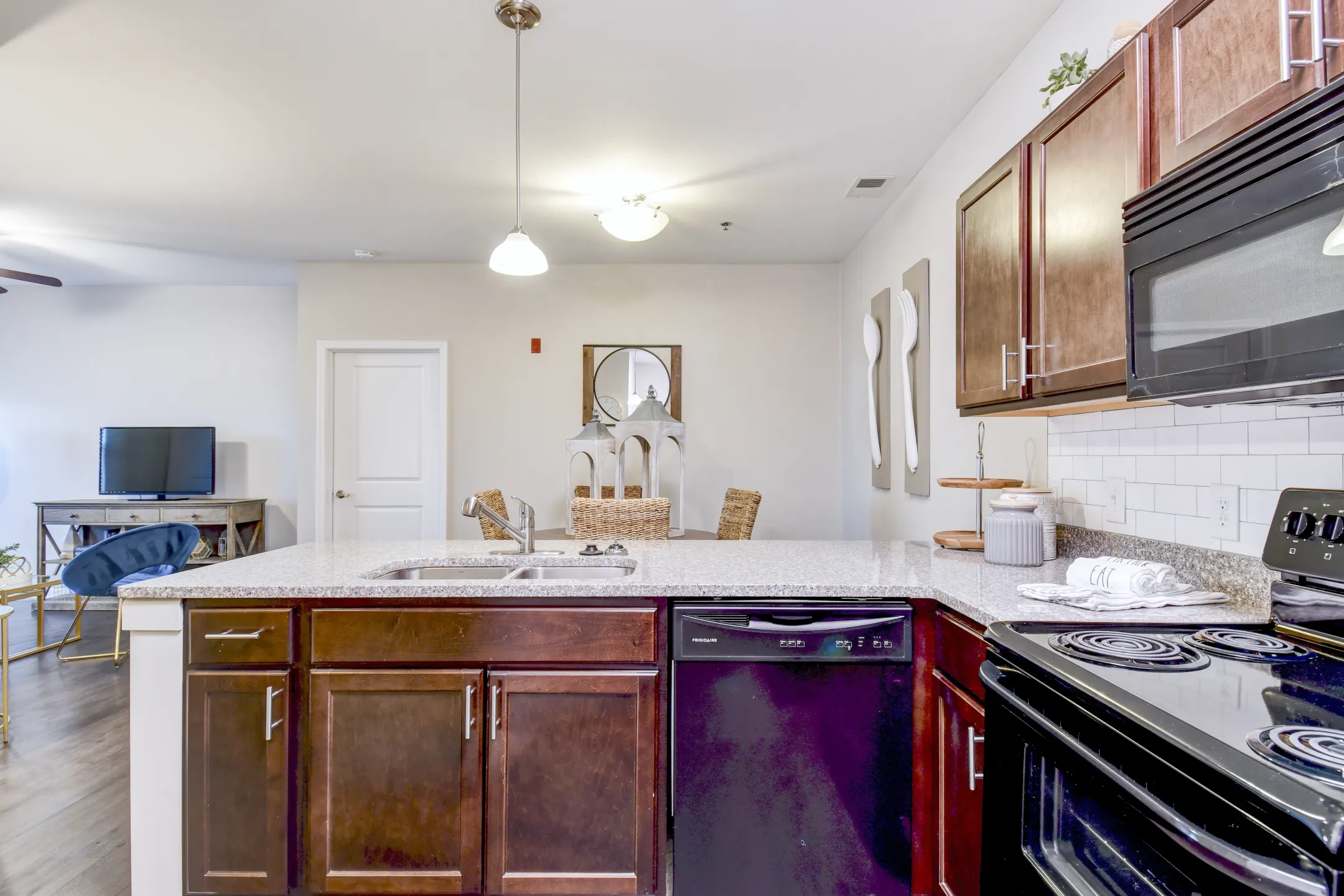 Kitchen - Steeplechase at Parkview Apartments - Fort Wayne, IN