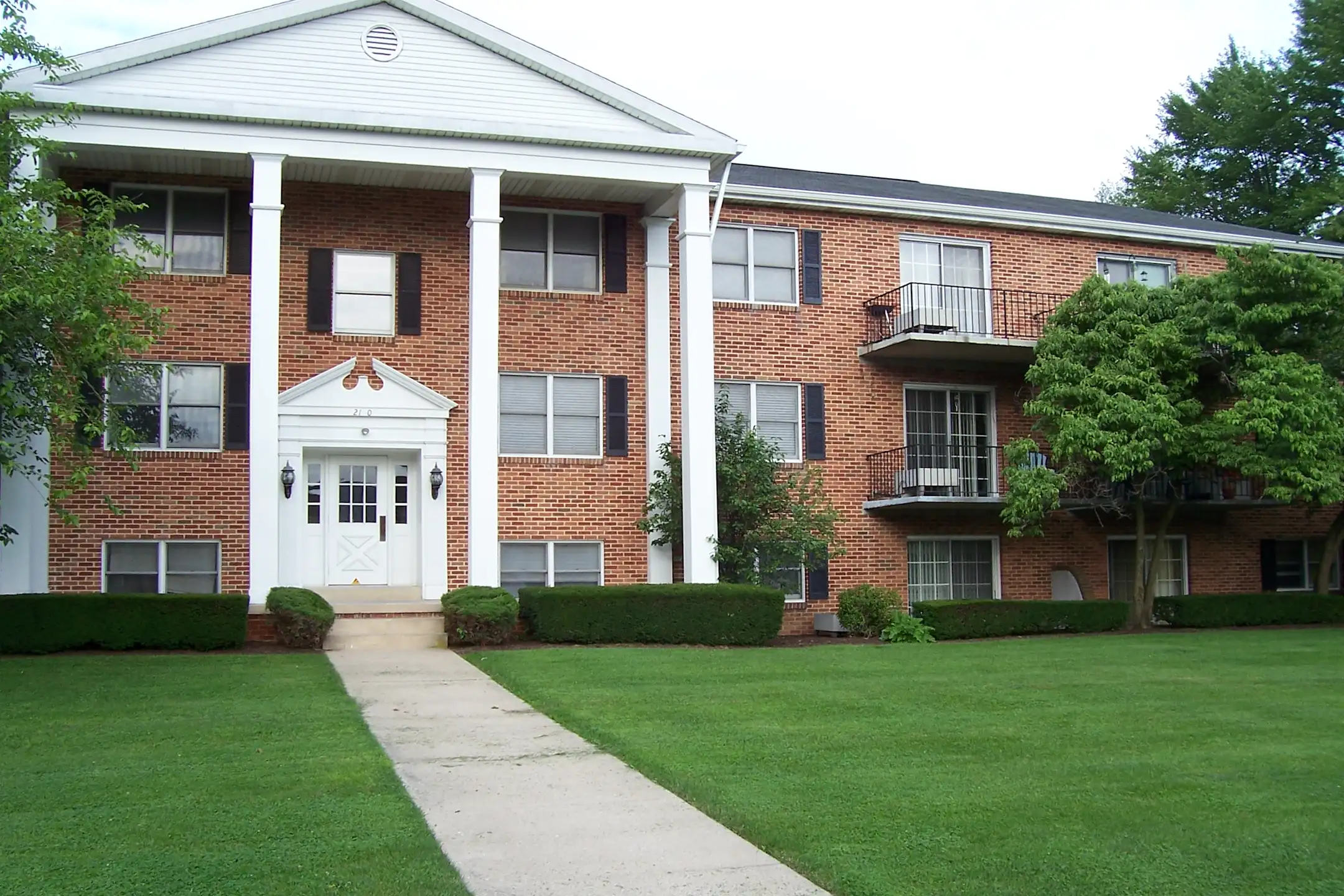 Cedar Run Condominiums 2100 Cedar Run Rd Camp Hill, PA Apartments