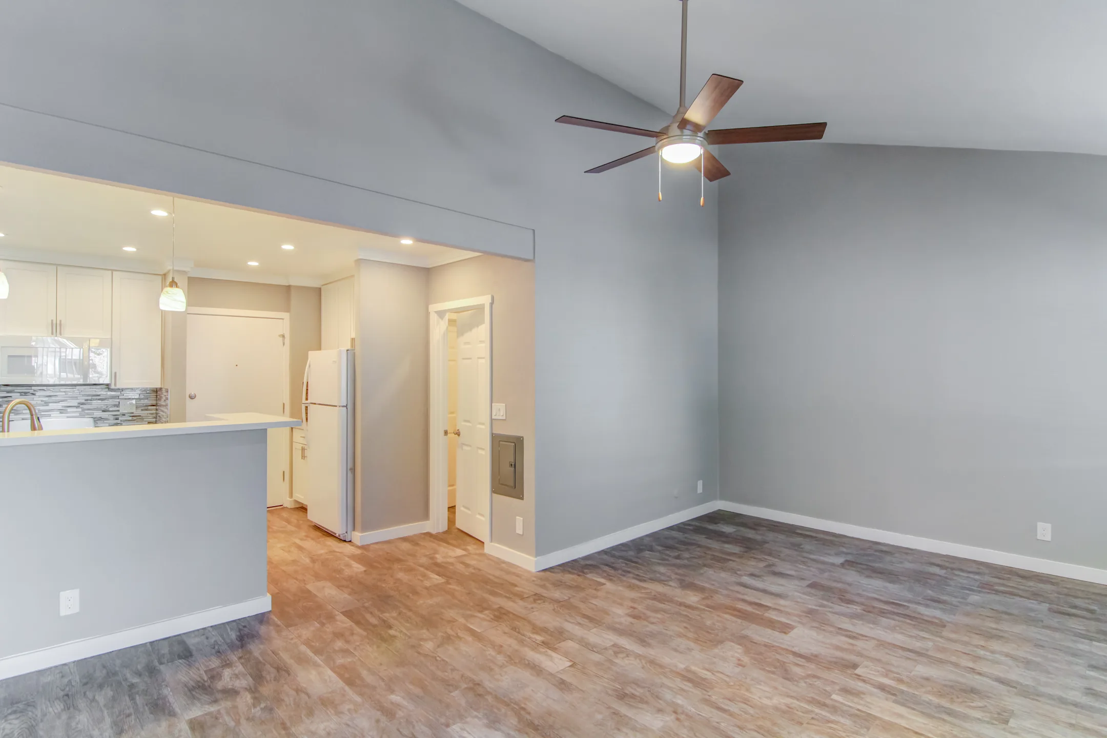 Americana Warner Center Apartments 6701 De Soto Ave Canoga Park, CA