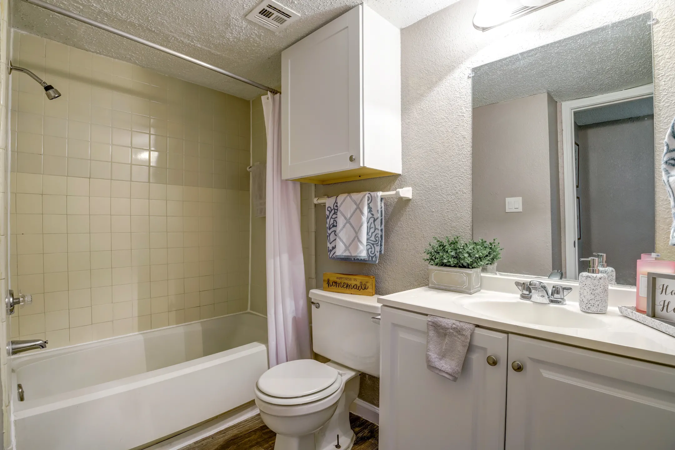 Bathroom - Huntington Hollow Apartments - Tulsa, OK
