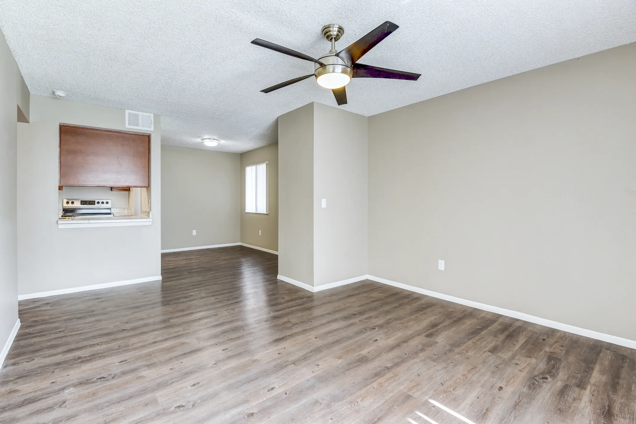 Living Room - Aaron Lake Apartments - Bradenton, FL