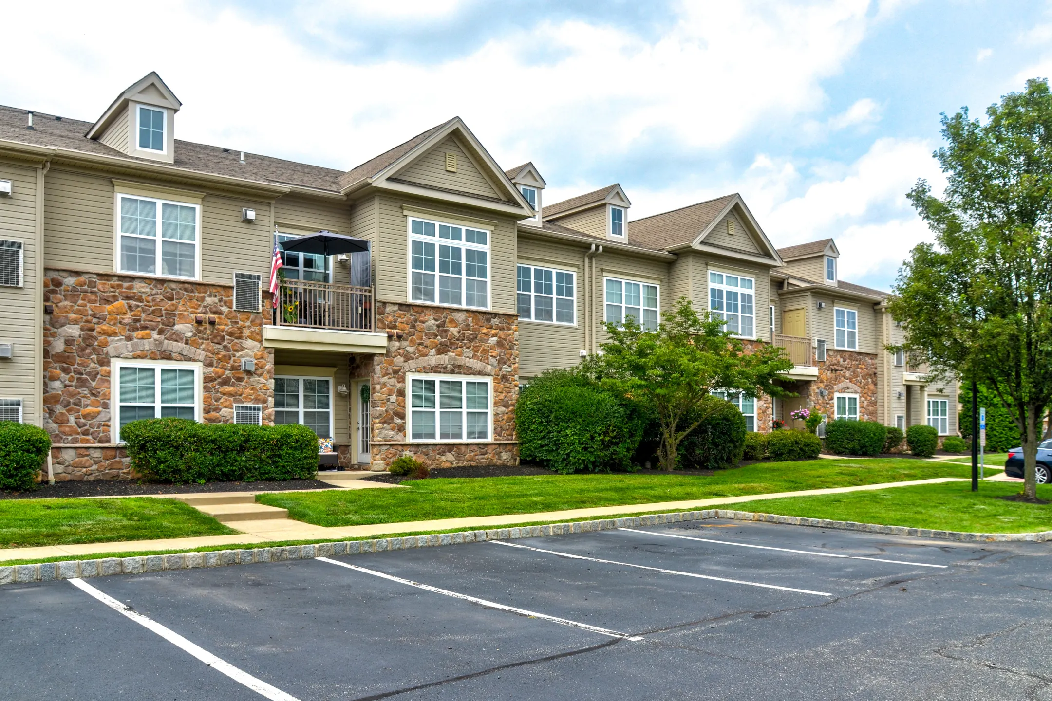 Parkland View Apartments - Breinigsville, PA 18031