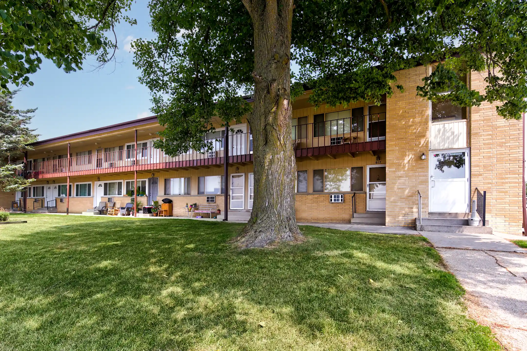 Parkside Apartments / Grace Manor Apartments 205219A W. Jefferson