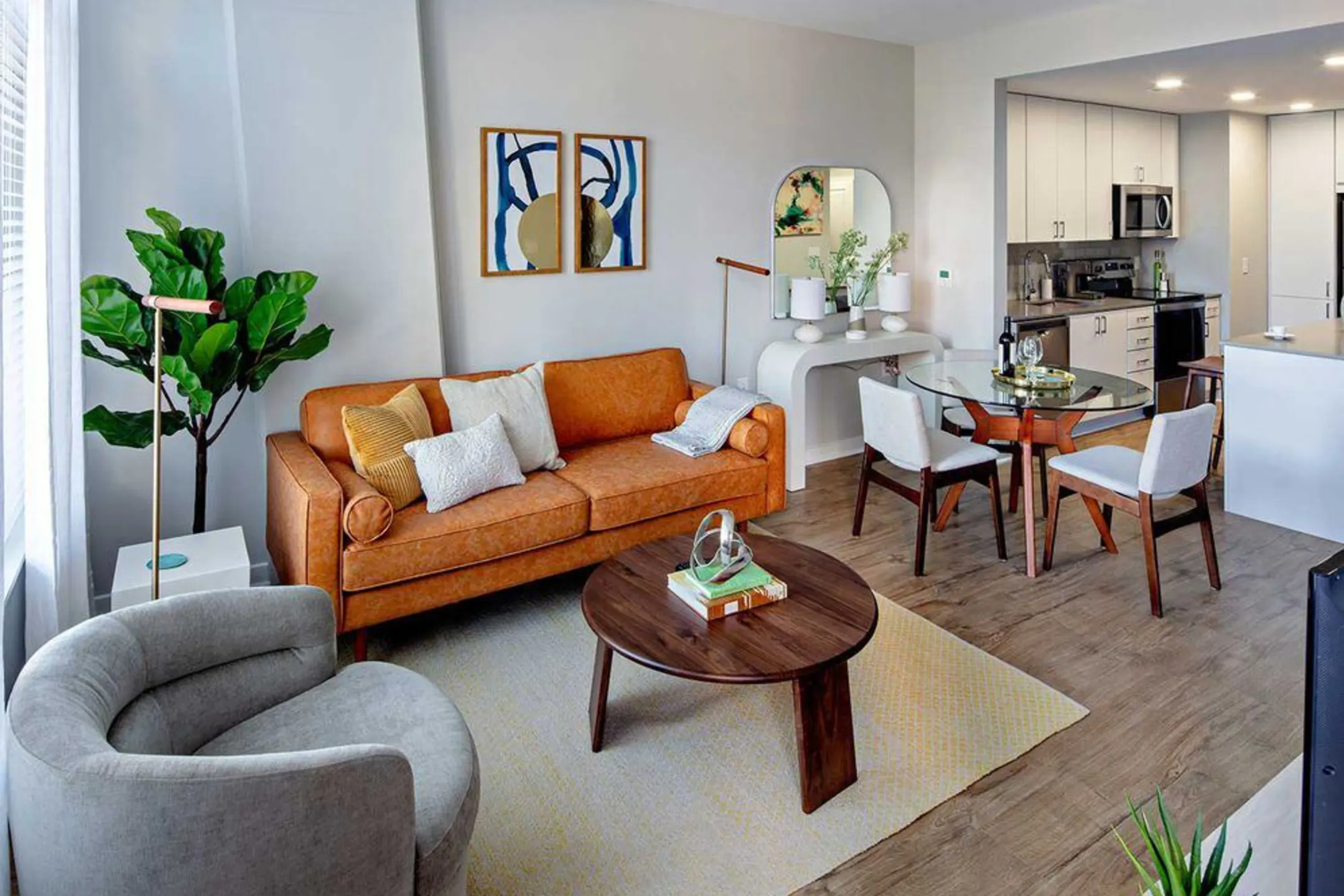 Living Room - Avalon 555 President - Baltimore, MD