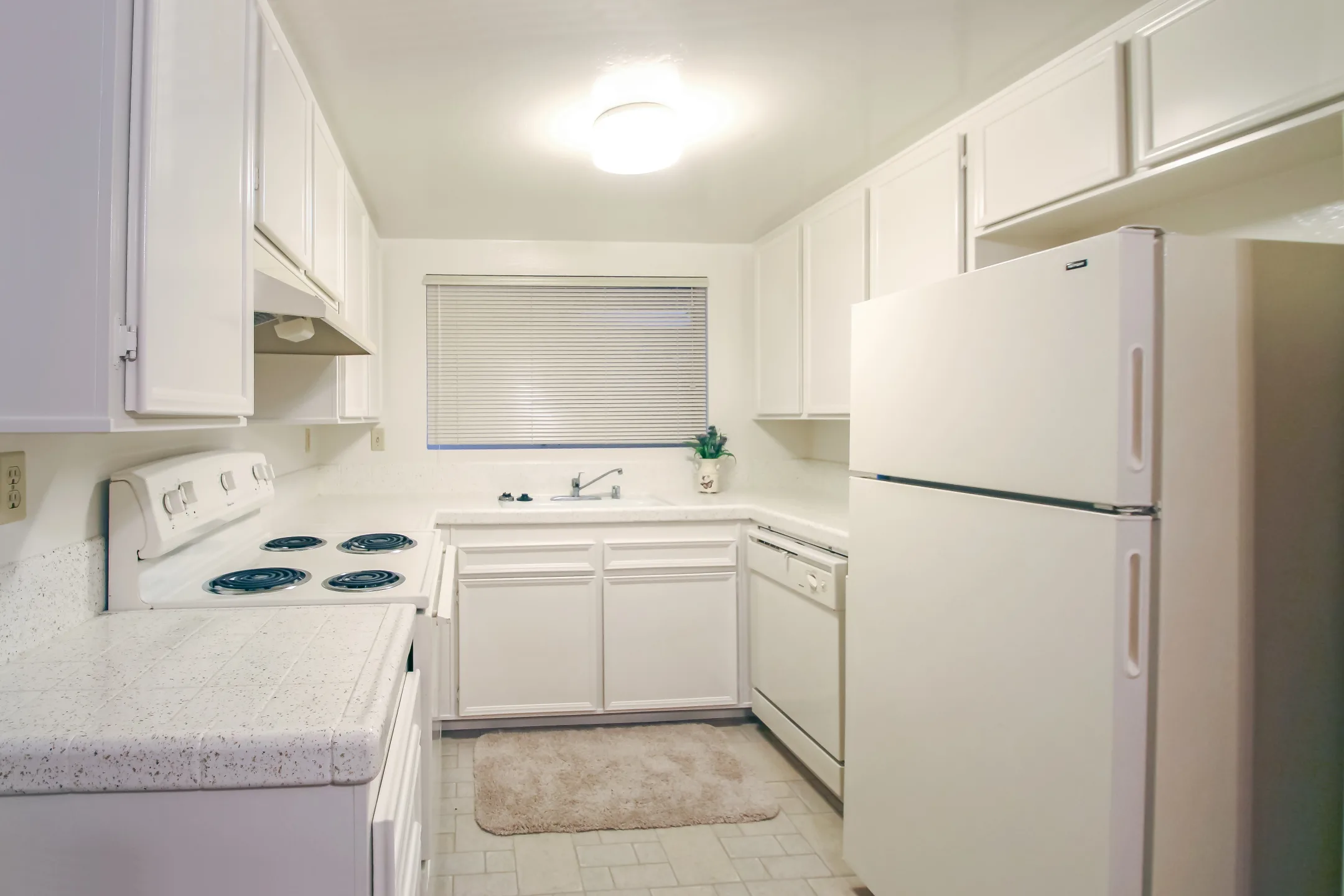 Kitchen - 1575 Oak Apartment Homes - Vista, CA