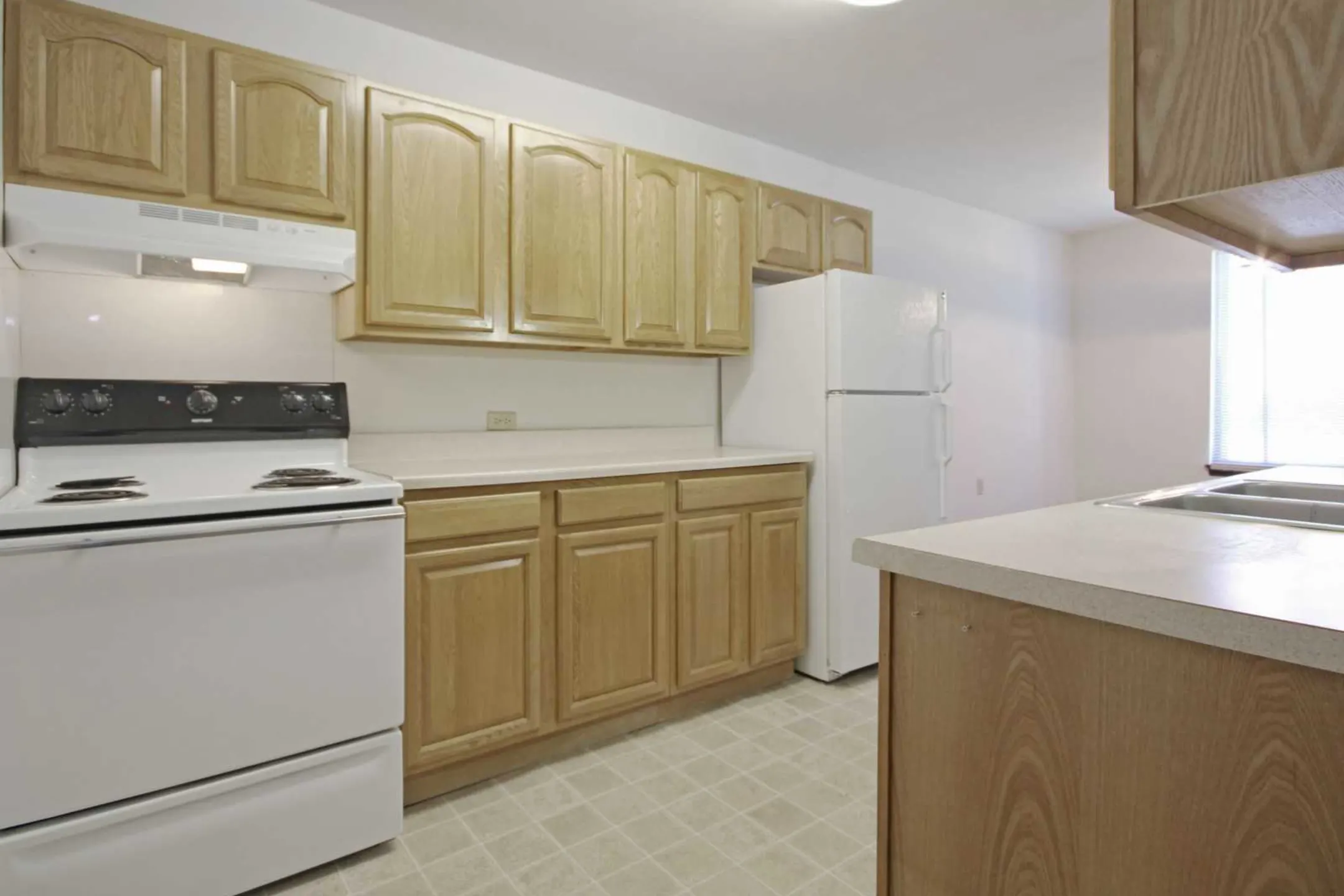 Kitchen - Riverwood Court Apartments - Milwaukee, WI