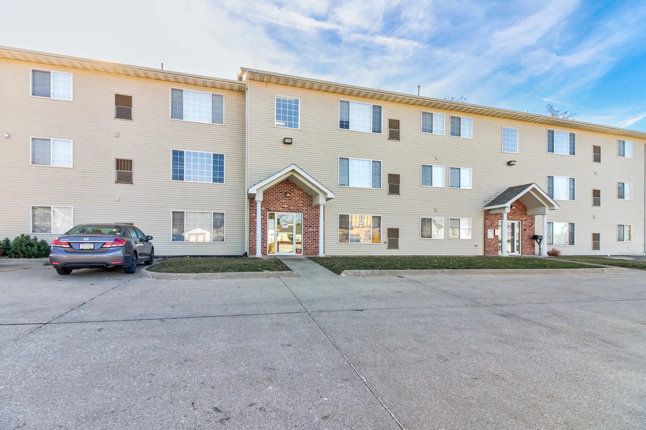 Robert's Apartments 912 1st Ave W Newton, IA Apartments for Rent