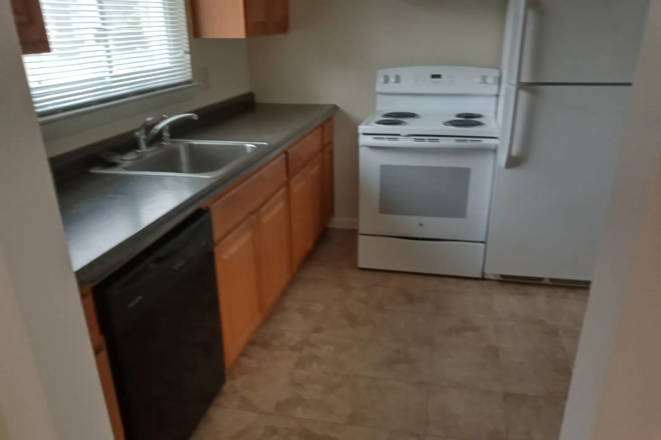 Kitchen - Ramblestone Apartments - Bloomfield, CT
