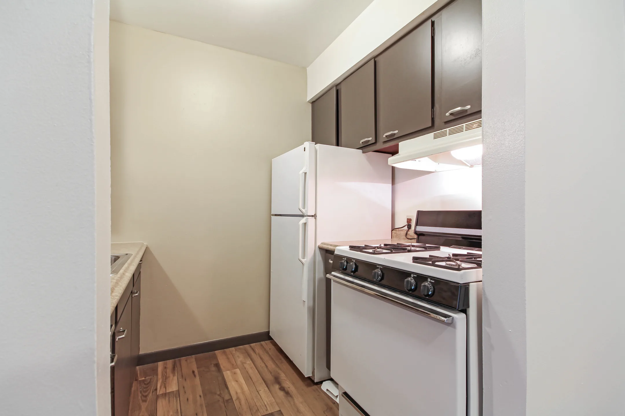 Kitchen - Woodsview Apartments - Milwaukee, WI